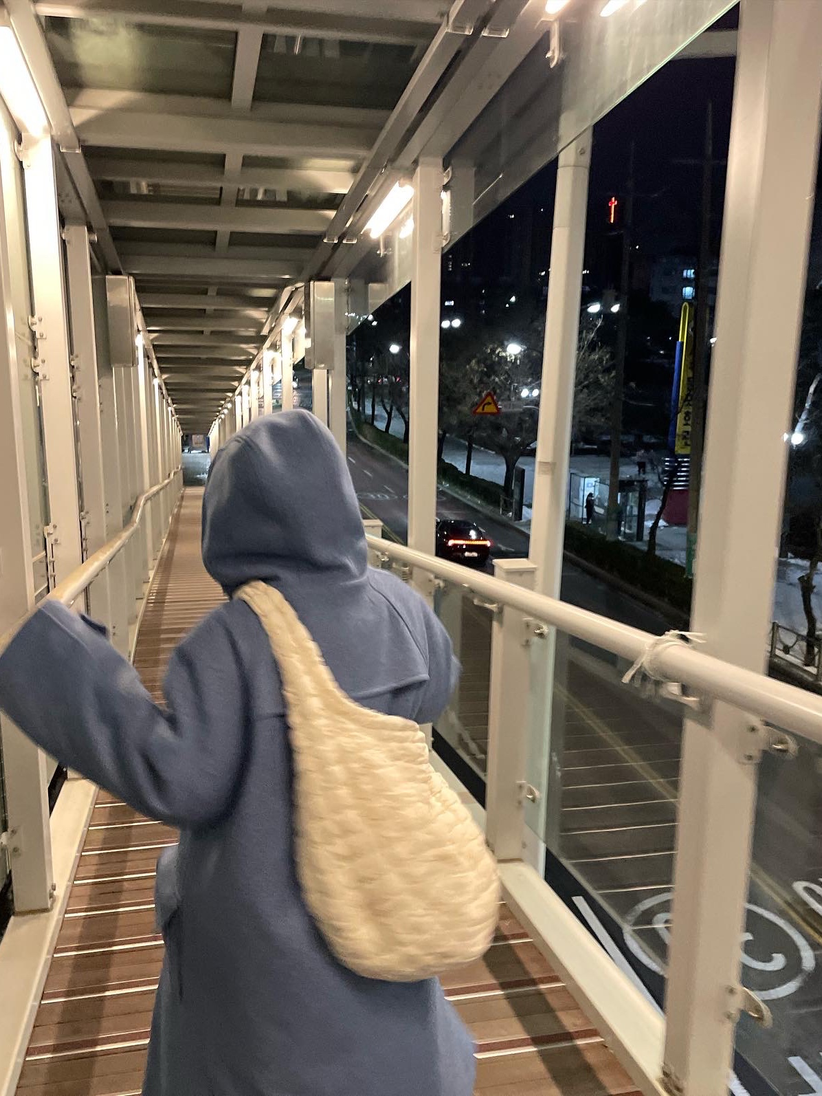 COS Quilted Oversized Shoulder Bag Off White Light Beige 착용 스타일 - 4