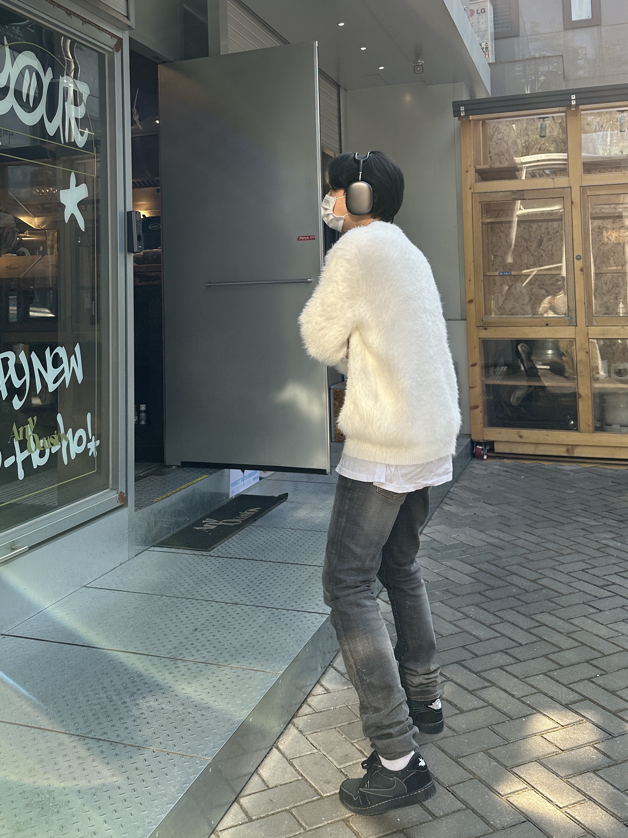 Jordan 1 x Travis Scott Retro Low OG SP Black Phantom, Undermycar Legion.03 Slim Fit Blue Stitch Washed Jeans Washed Gray 착용 스타일