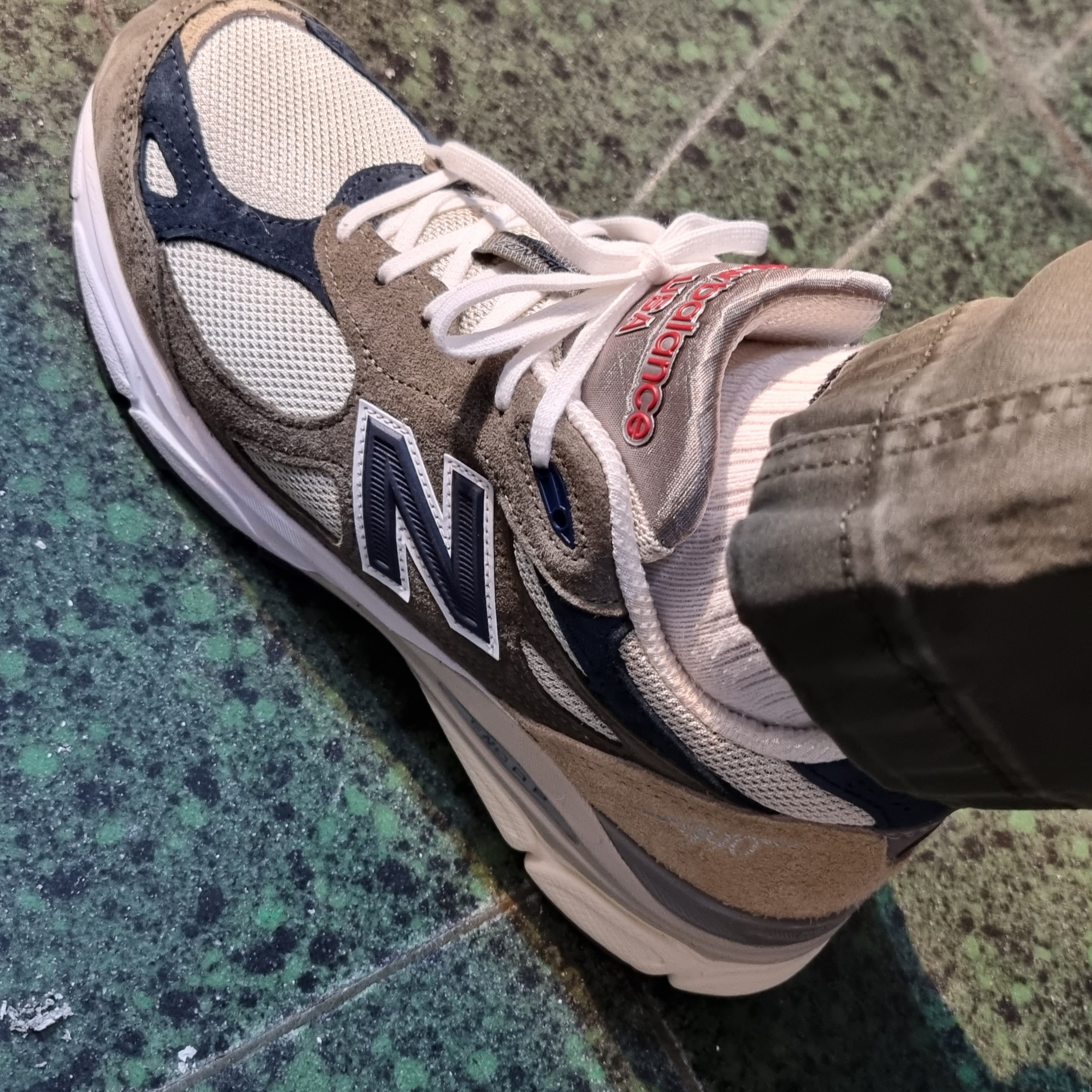 New Balance 990v3 Made in USA Olive 착용 스타일