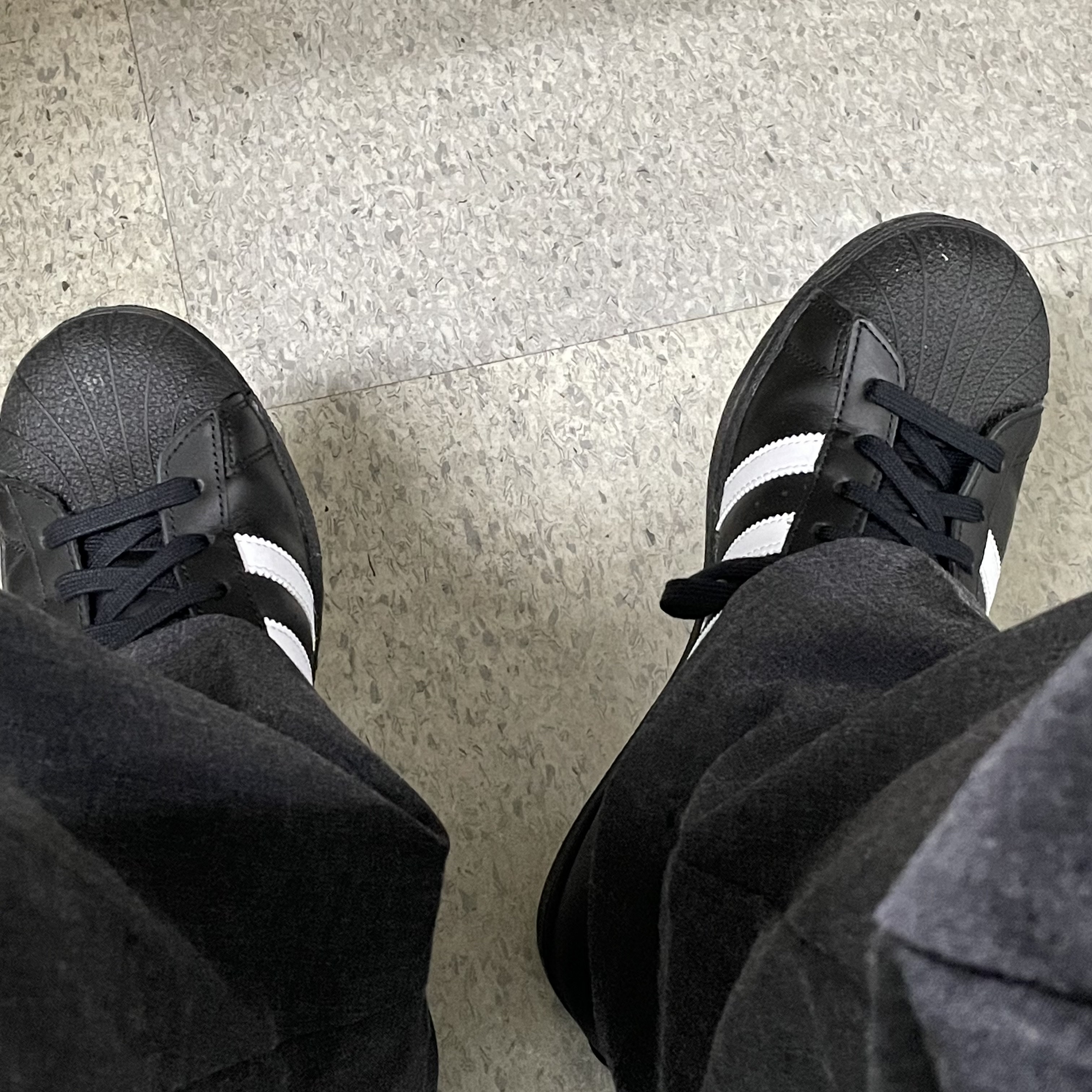 Adidas Superstar Core Black White 착용 스타일