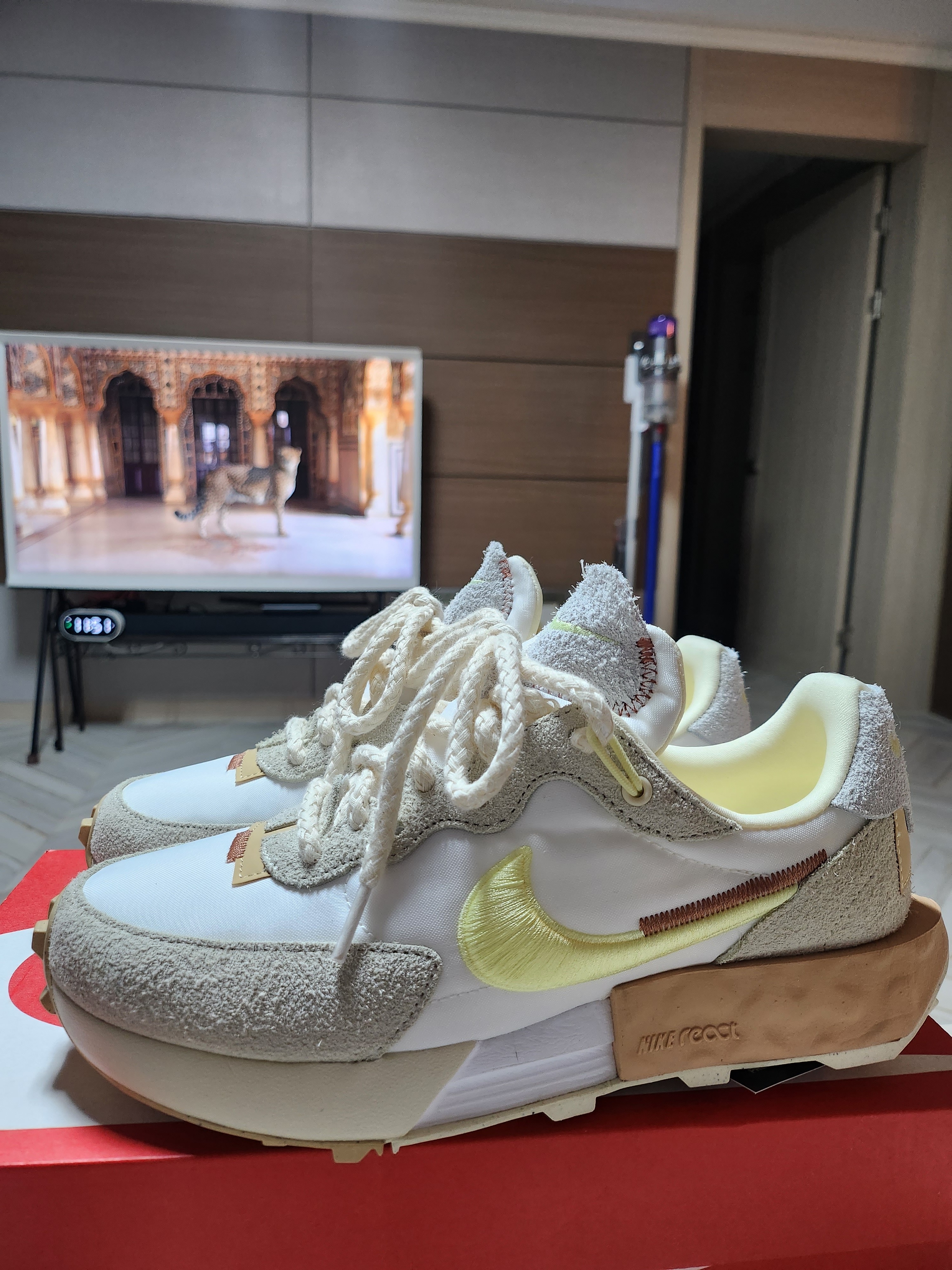 (W) Nike Fontanka Waffle Barely Volt 착용 스타일 - 1