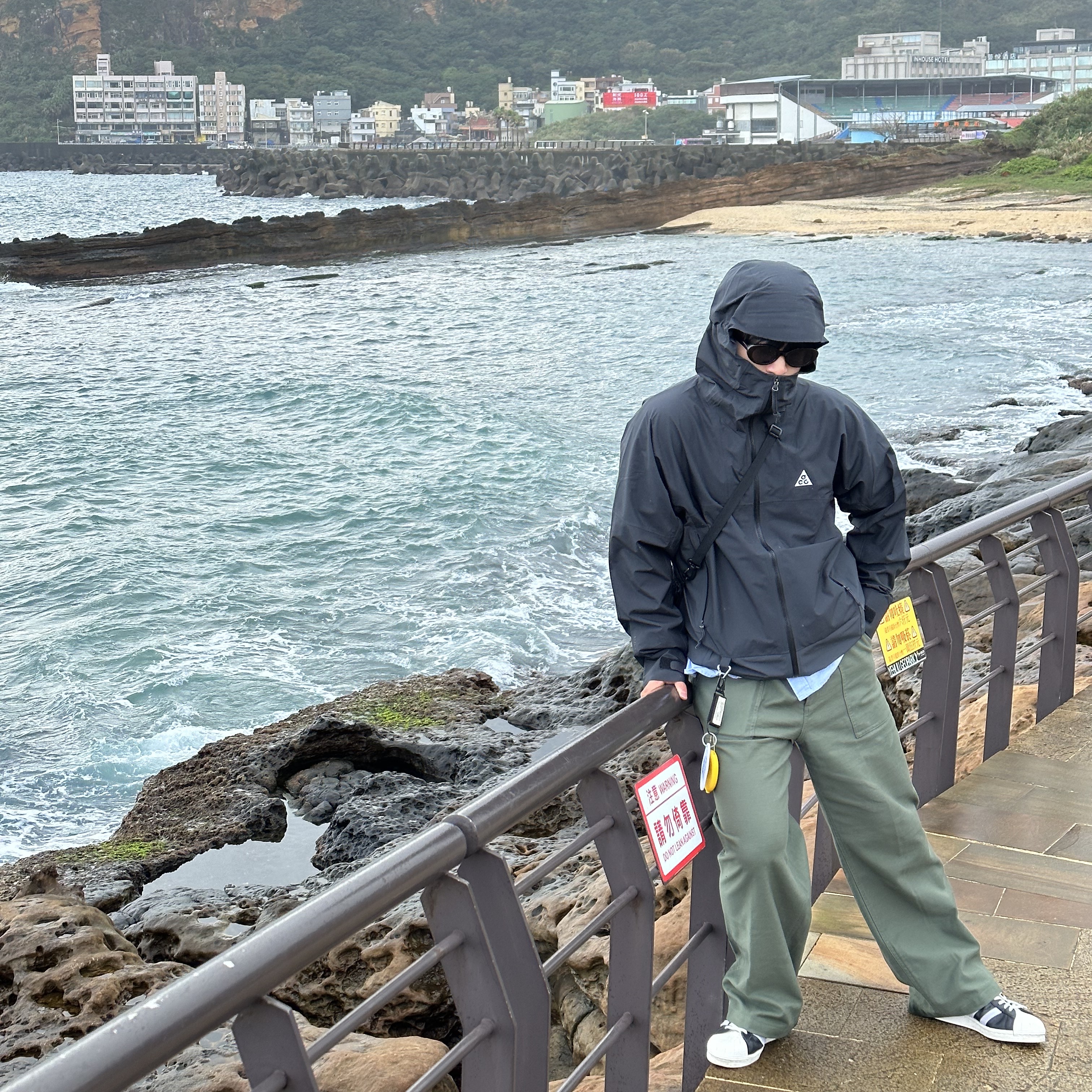 Nike ACG Storm-Fit ADV Cascade Rains Full Zip Shell Jacket Off Noir - Asia, Adidas Superstar 82 FI Core Black 착용 스타일 - 1
