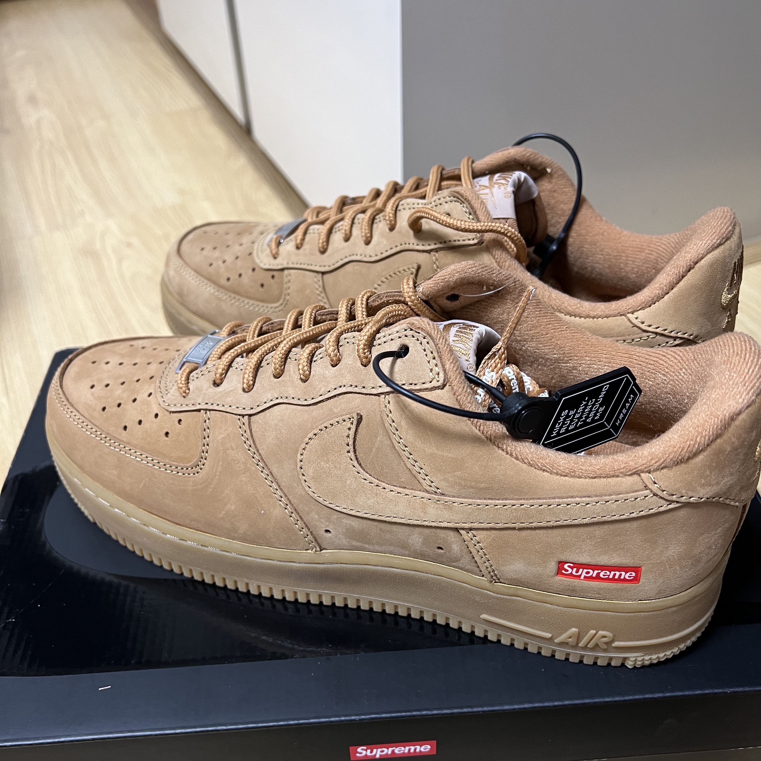 Nike x Supreme Air Force 1 Low Flax 착용 스타일