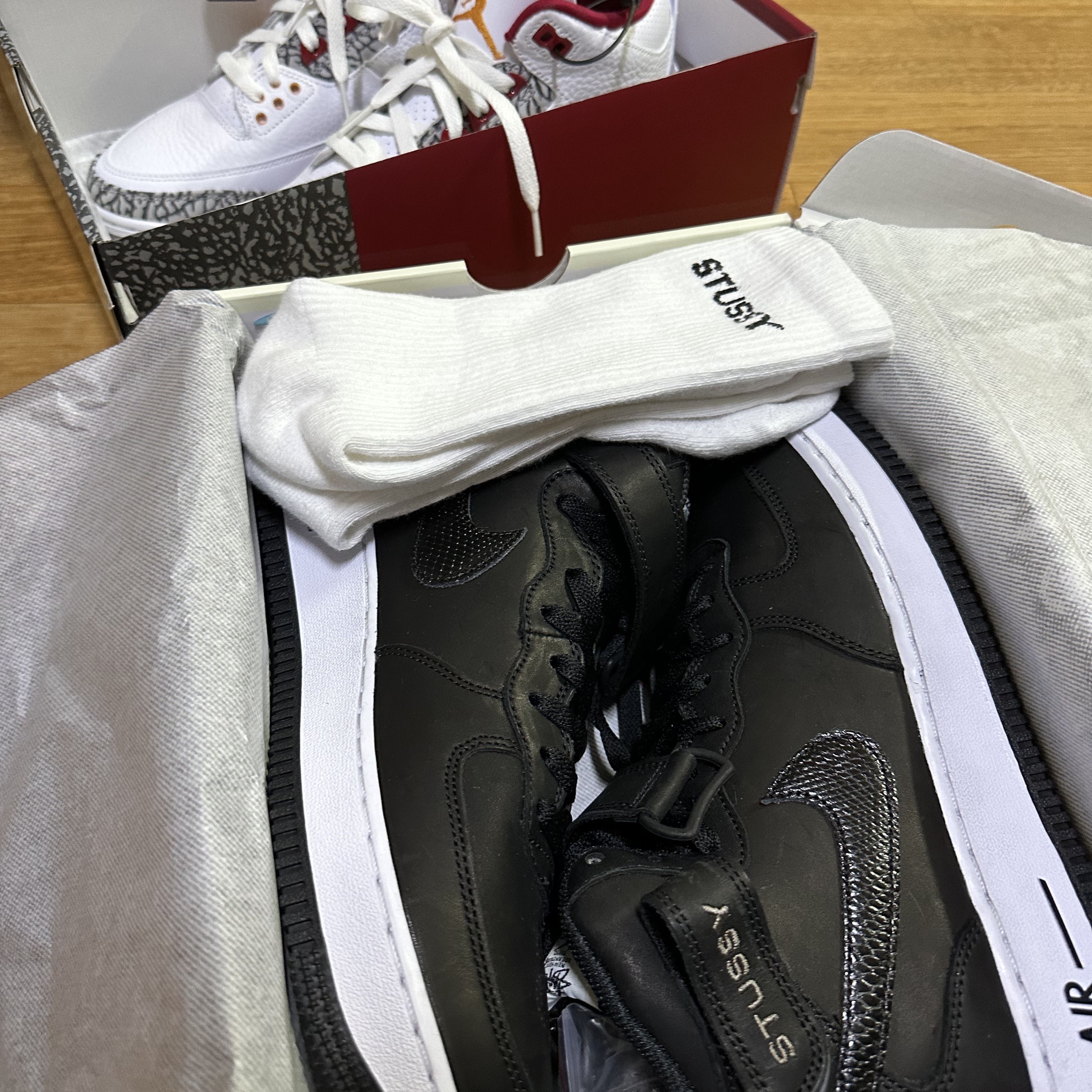 Jordan 3 Retro Cardinal Red, Nike x Stussy NRG Crew Socks White Black 착용 스타일 - 3