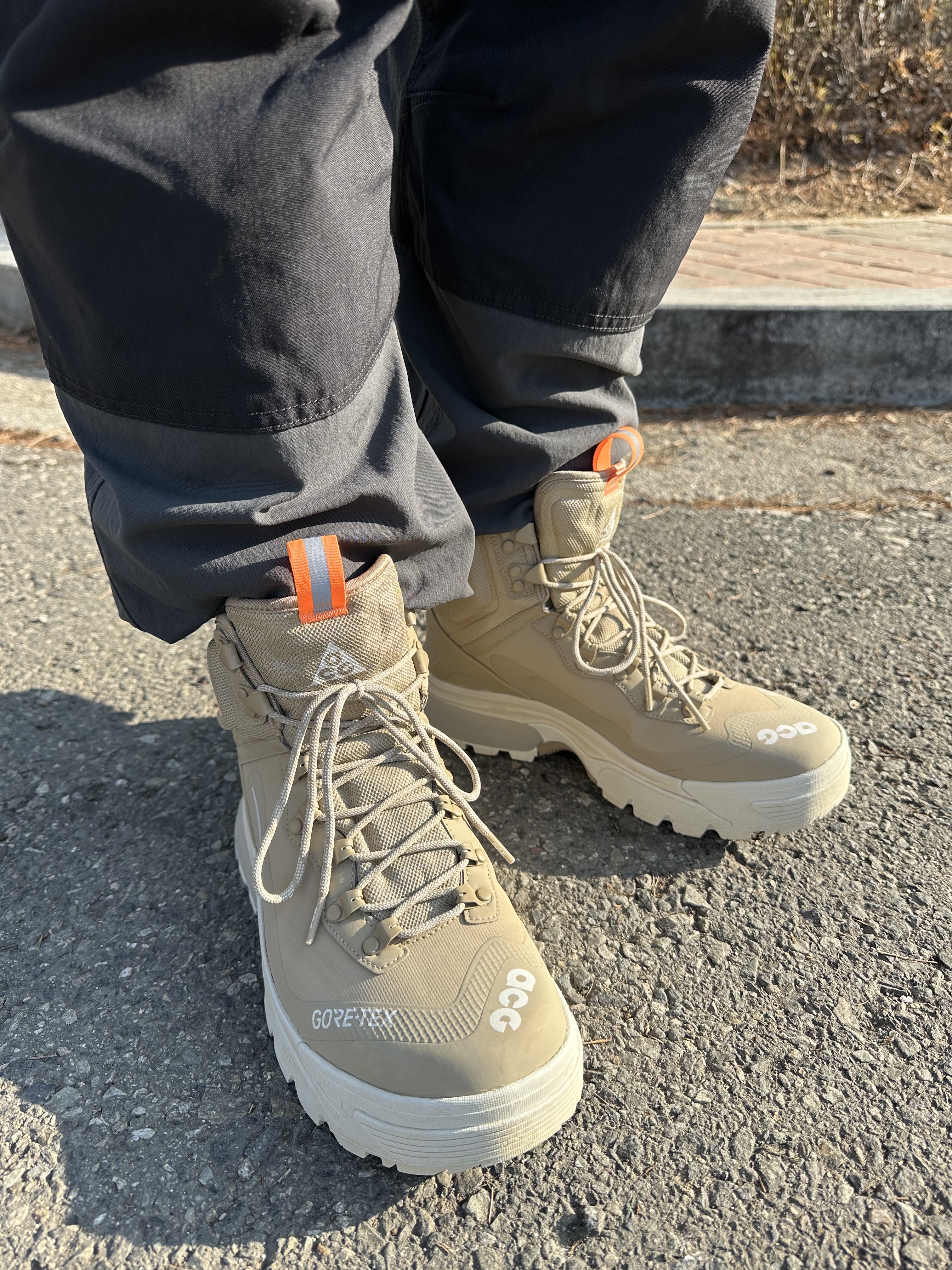 Nike ACG Air Zoom Gaiadome Gore-Tex Khaki Light Bone 착용 스타일