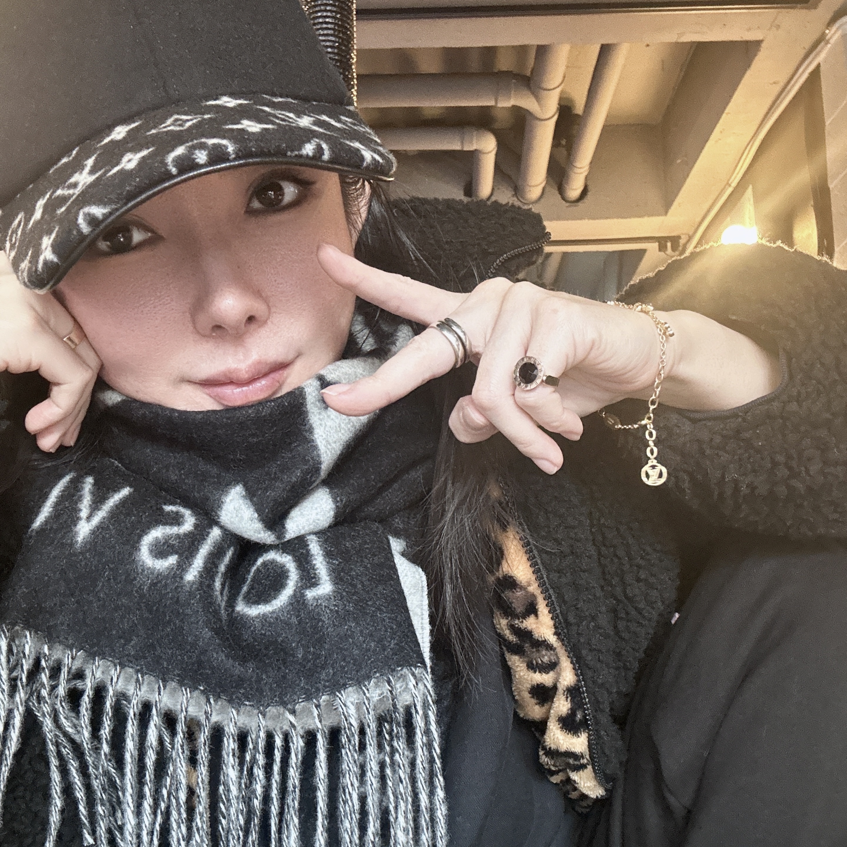 Louis Vuitton Endless Cap Black, (W) Louis Vuitton Blooming Supple Bracelet Gold 착용 스타일 - 2