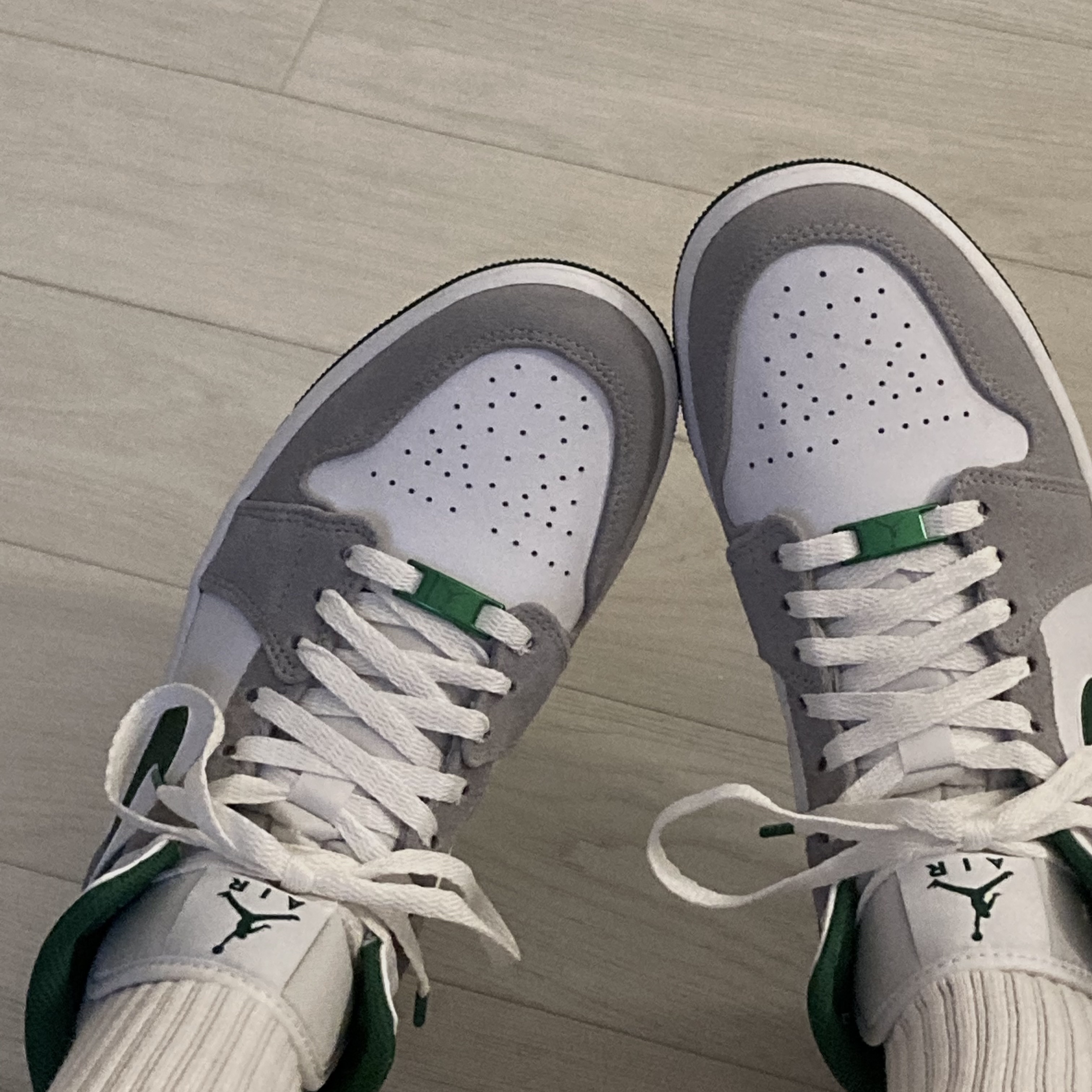 Jordan 1 Mid SE Pine Green Light Smoke Grey 착용 스타일 - 1