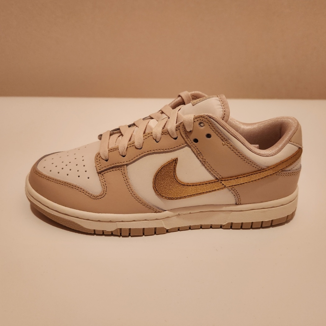 (W) Nike Dunk Low Sanddrift Metallic Gold 착용 스타일 - 2