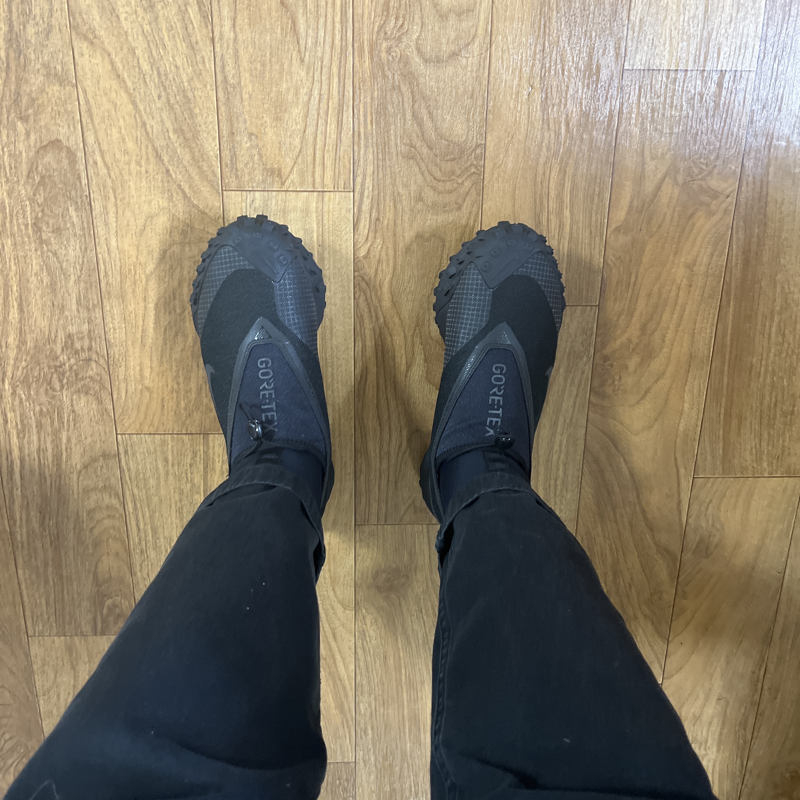 Nike ACG Mountain Fly Gore-Tex Black and Dark Grey 착용 스타일