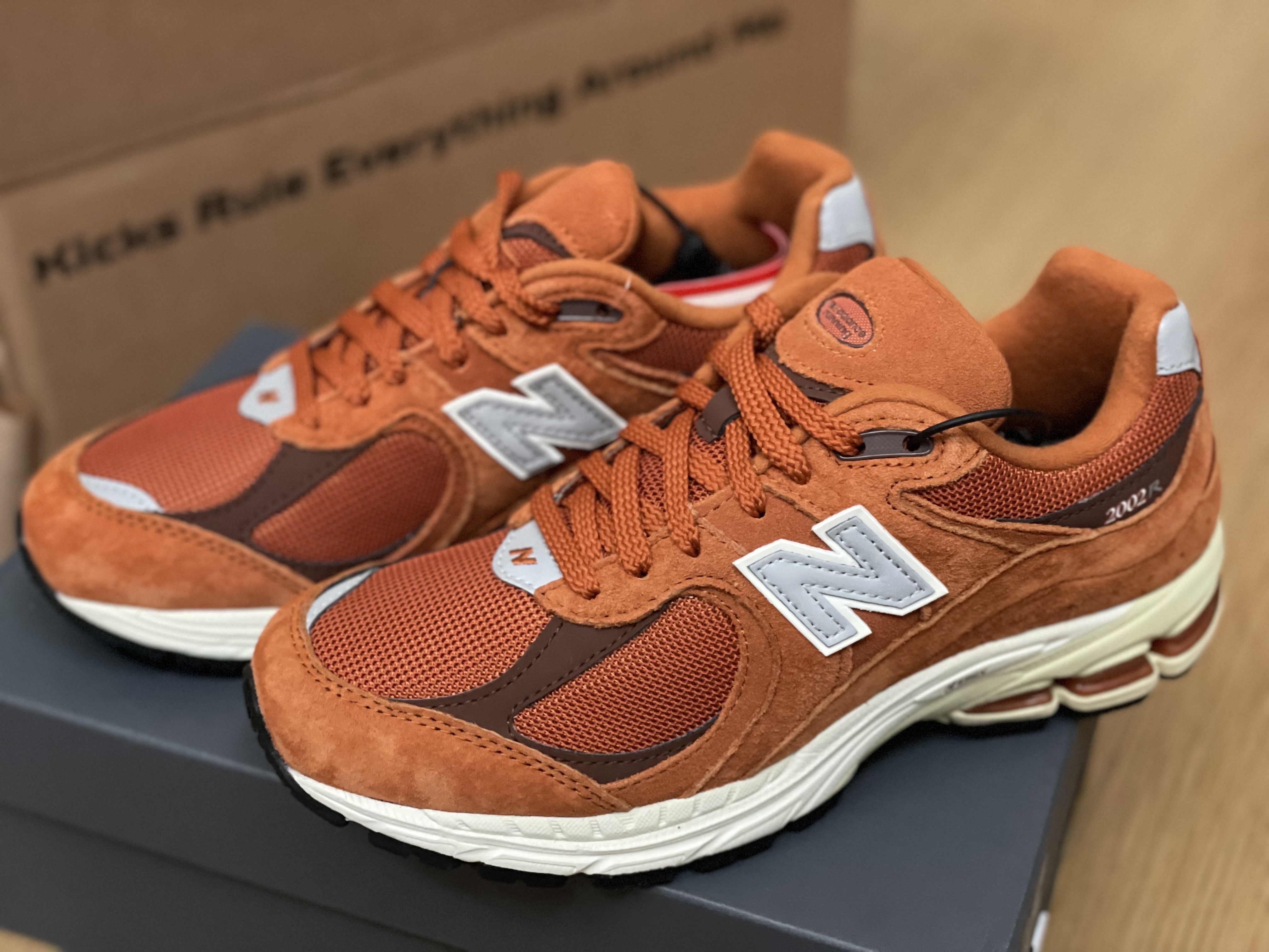 New Balance 2002R Rust Oxide 착용 스타일