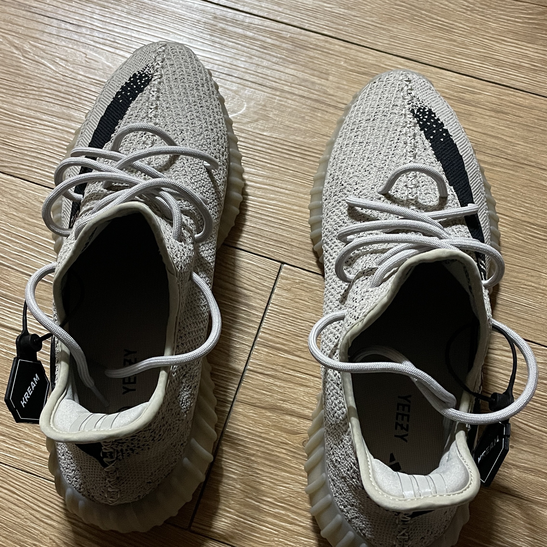 Adidas Yeezy Boost 350 V2 Slate Core Black 2022/2023 착용 스타일 - 2