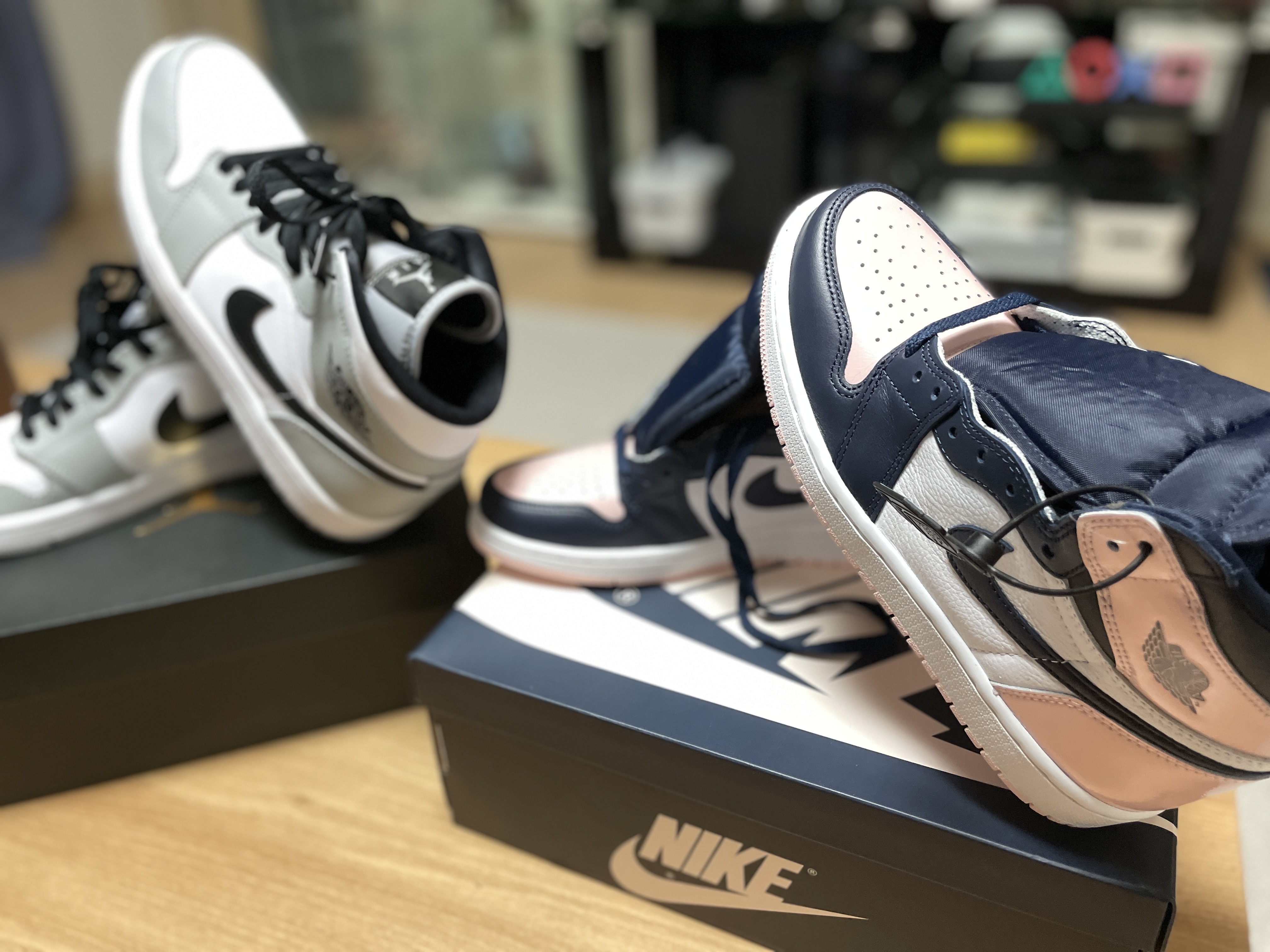 (W) Jordan 1 Retro High OG Atmosphere, Jordan 1 Mid Light Smoke Grey 착용 스타일 - 4