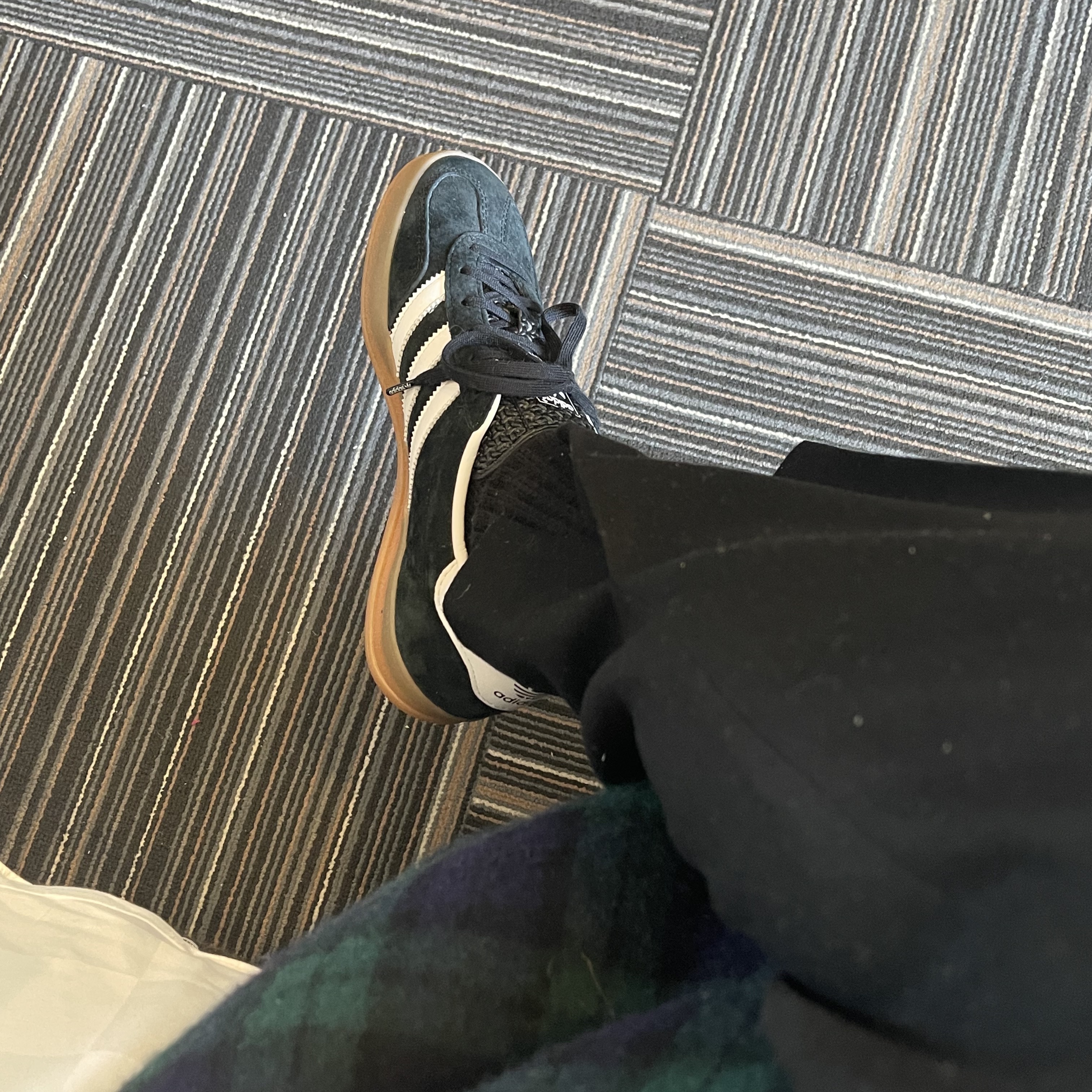 Adidas Gazelle Indoor Core Black 착용 스타일