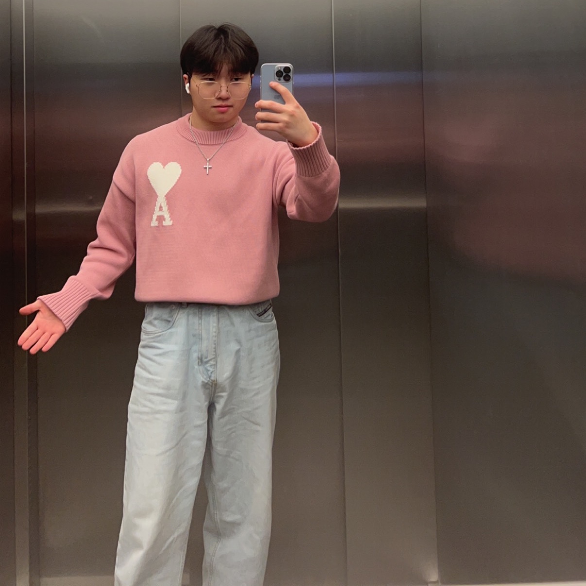 AMI de Coeur Oversize Sweater Pale Pink - 22SS, Louis Vuitton Initiales 40mm Reversible Belt Monogram Eclipse Dark Ruthenium 착용 스타일