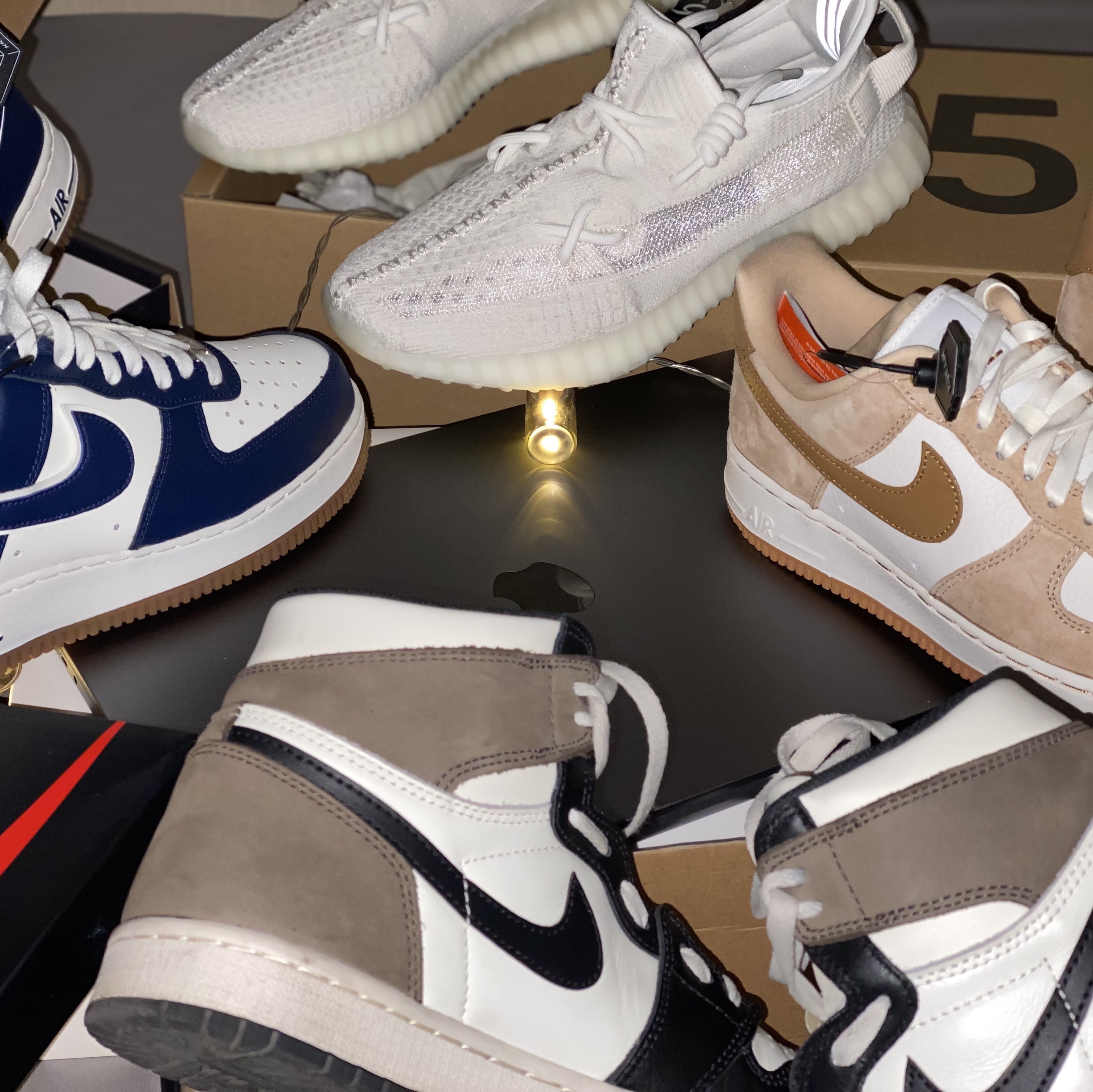Jordan 1 Retro High OG Black Mocha, Adidas Yeezy Boost 350 V2 Bone 착용 스타일