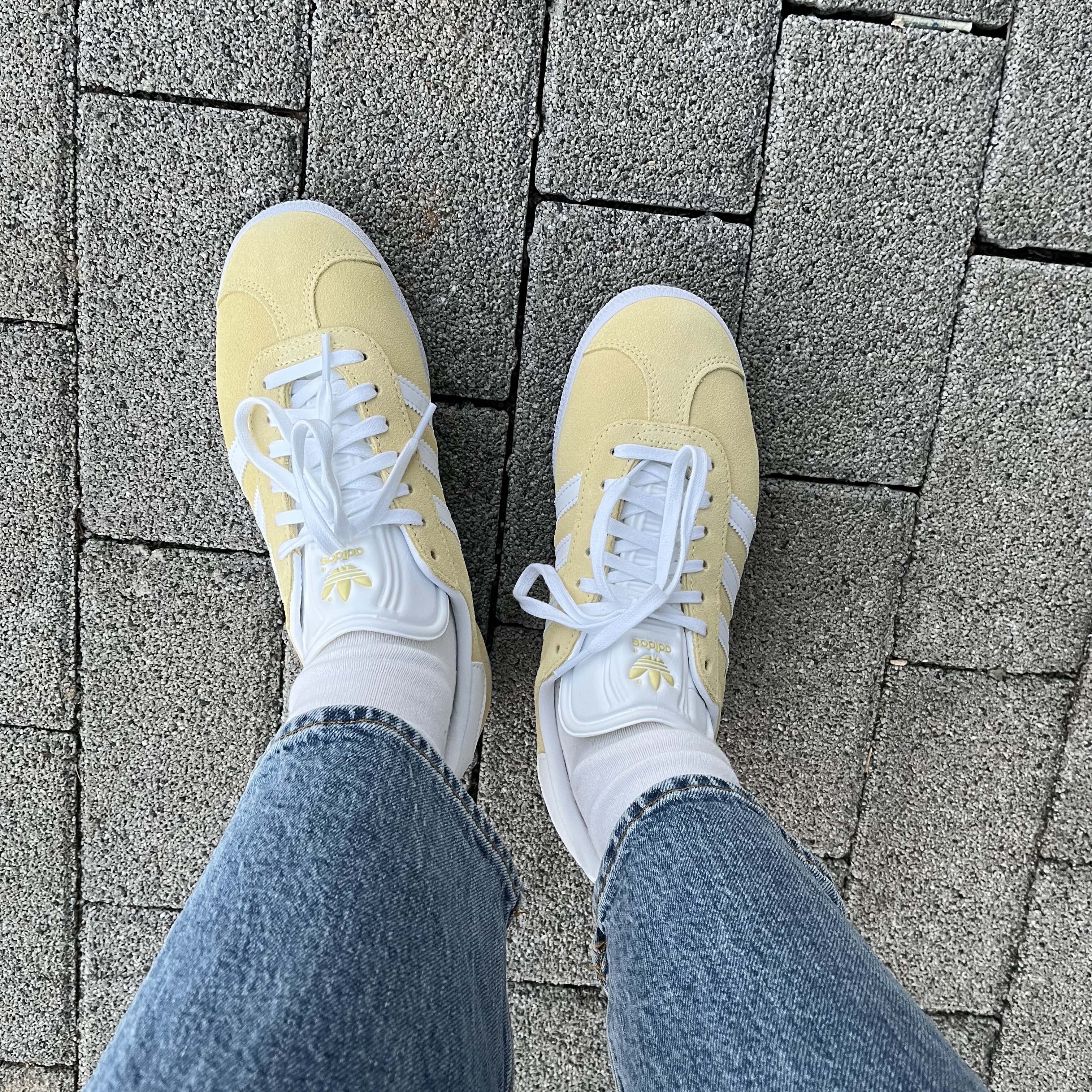 Adidas Gazelle Almost Yellow 착용 스타일