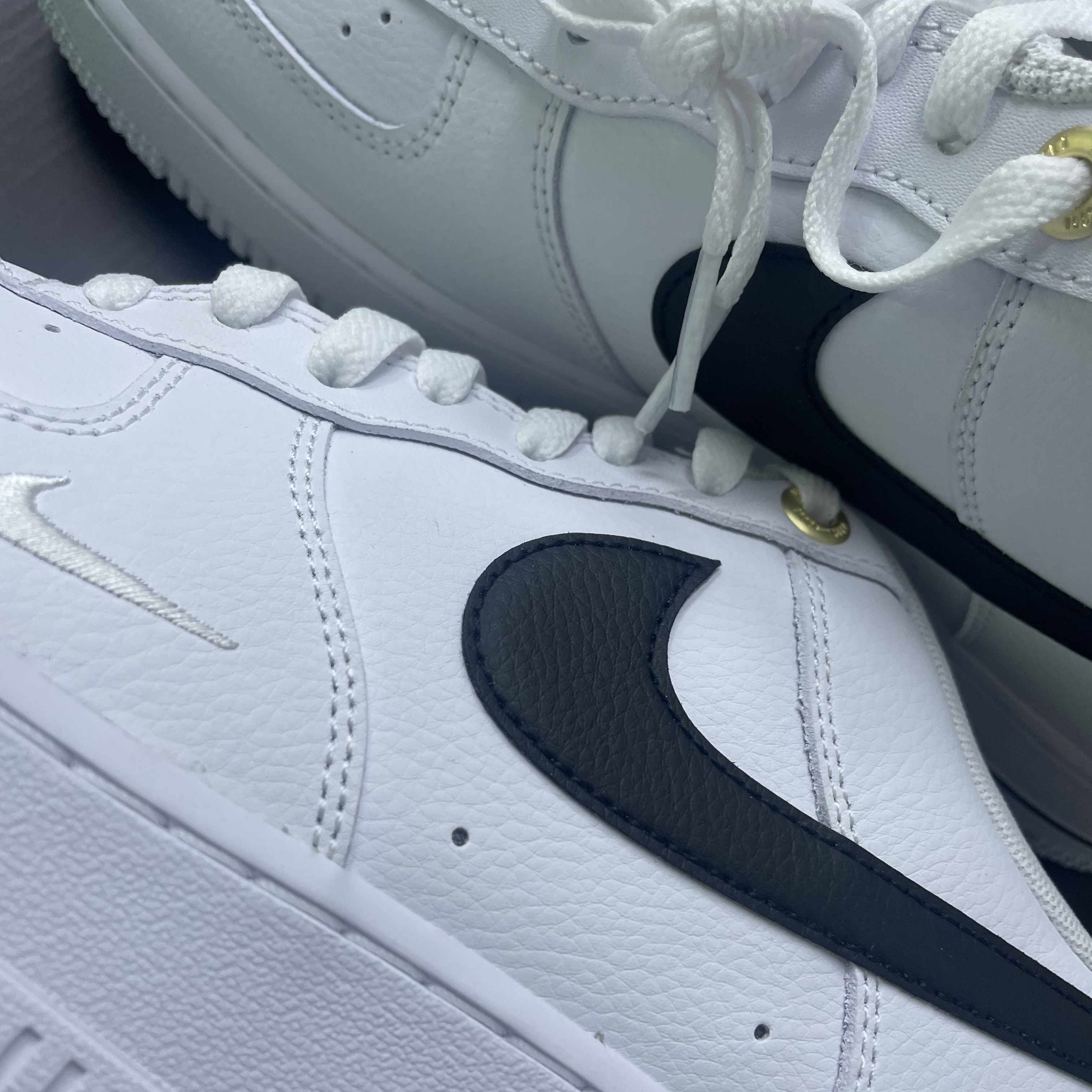 Nike Air Force 1 '07 LV8 40th Anniversary Join Forces White Black 착용 스타일 - 1