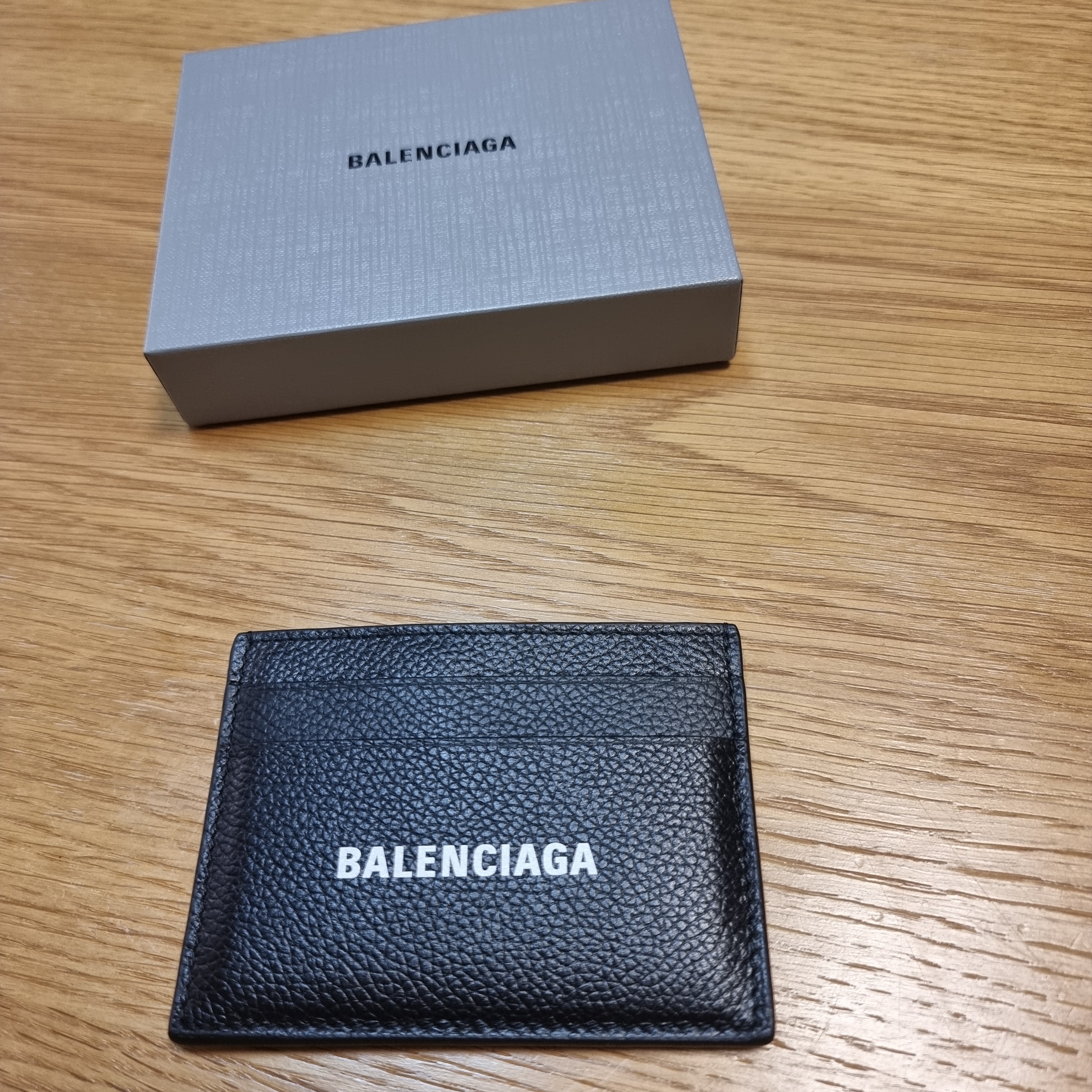 Balenciaga Cash Card Holder Black 착용 스타일