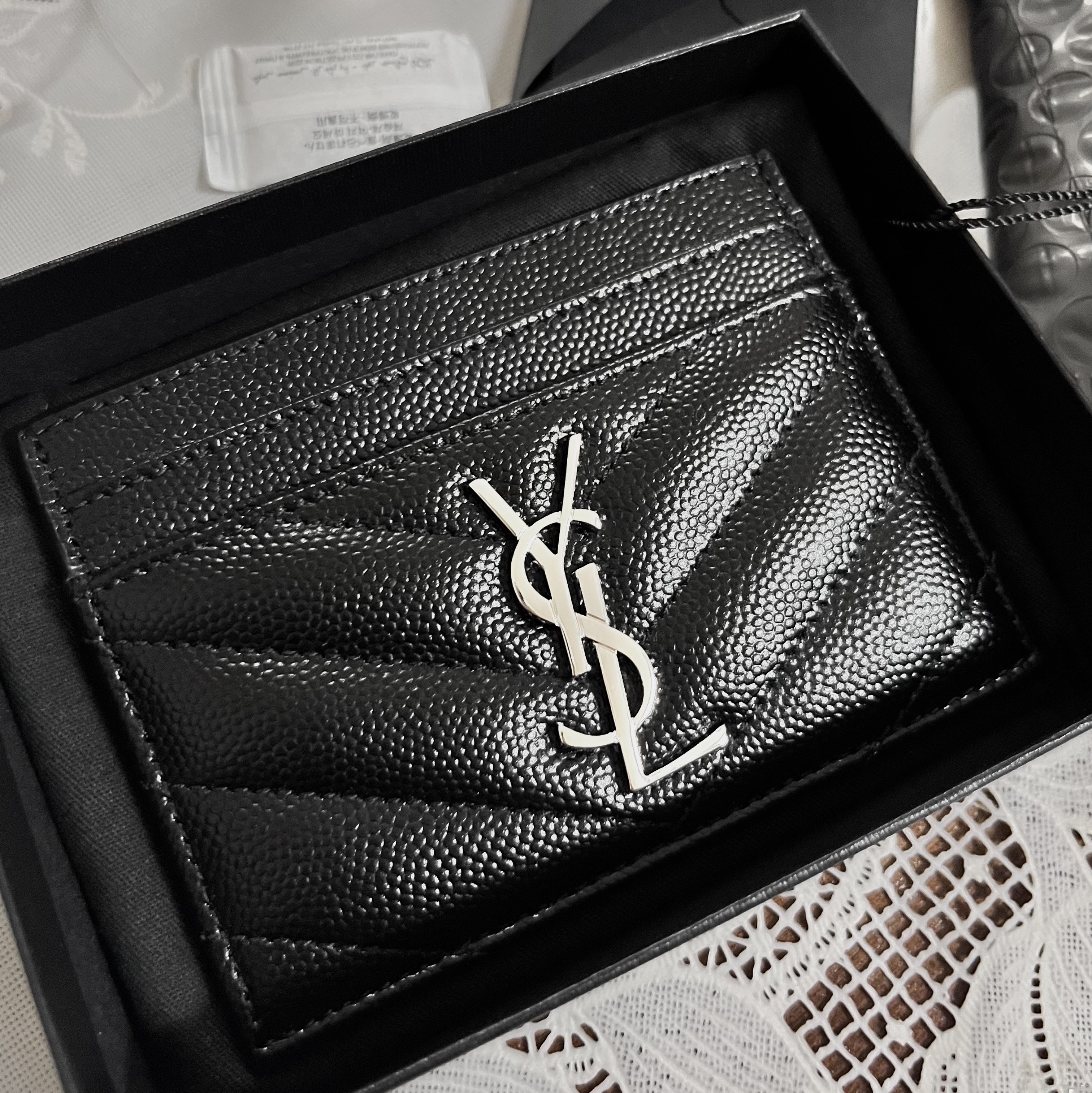 Saint Laurent Cassandre Matelasse Card Case in Grain De Poudre Embossed Leather Black 착용 스타일