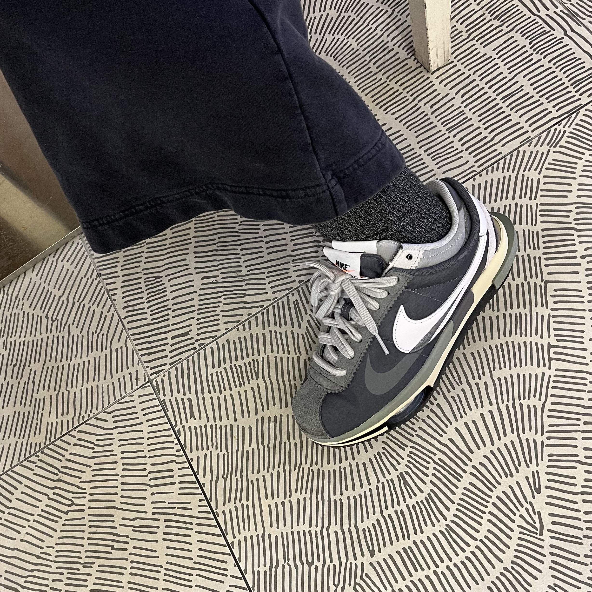 Nike x Sacai Zoom Cortez SP Iron Grey 착용 스타일 - 1