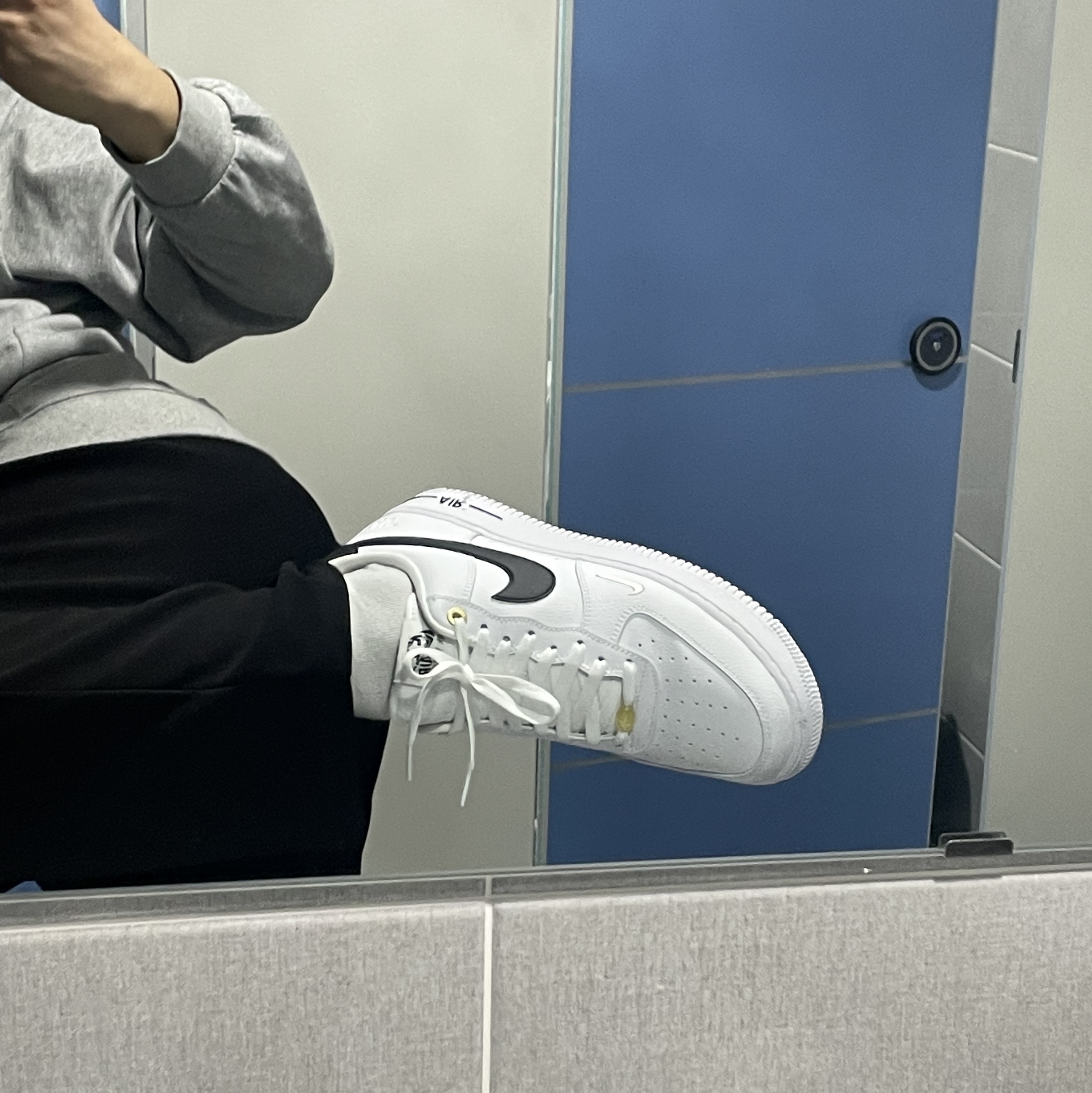 Nike Air Force 1 '07 LV8 40th Anniversary Join Forces White Black 착용 스타일 - 5