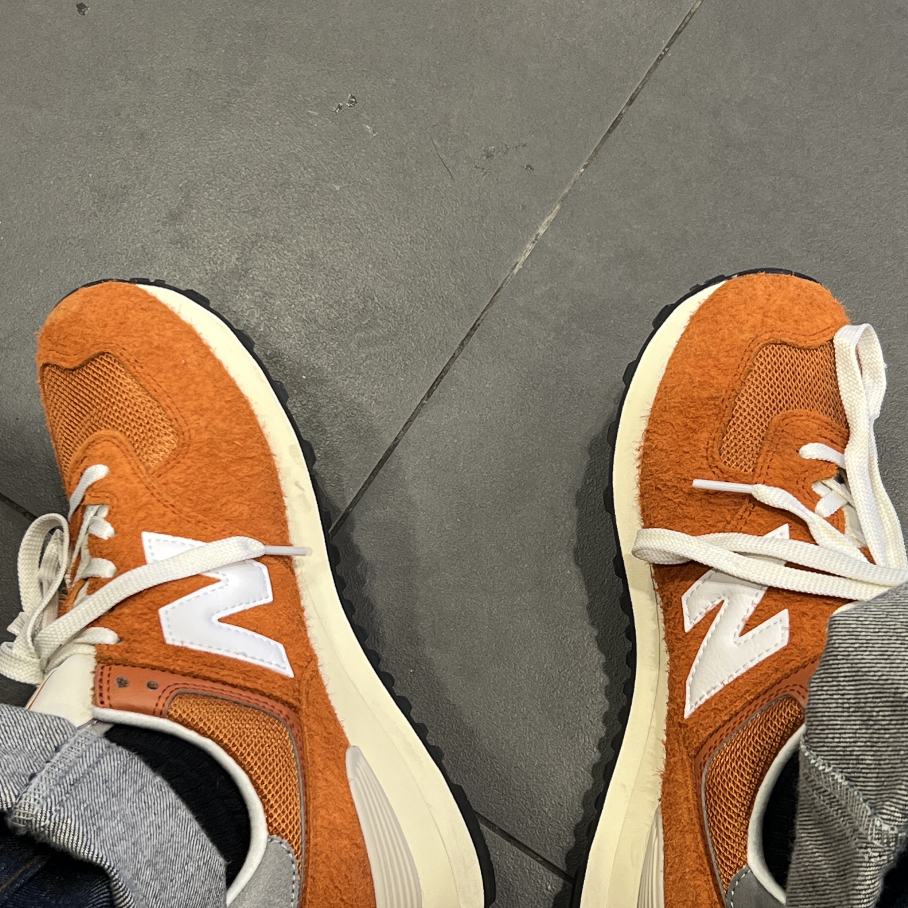 New Balance 574 Heritage Orange Burst White 착용 스타일