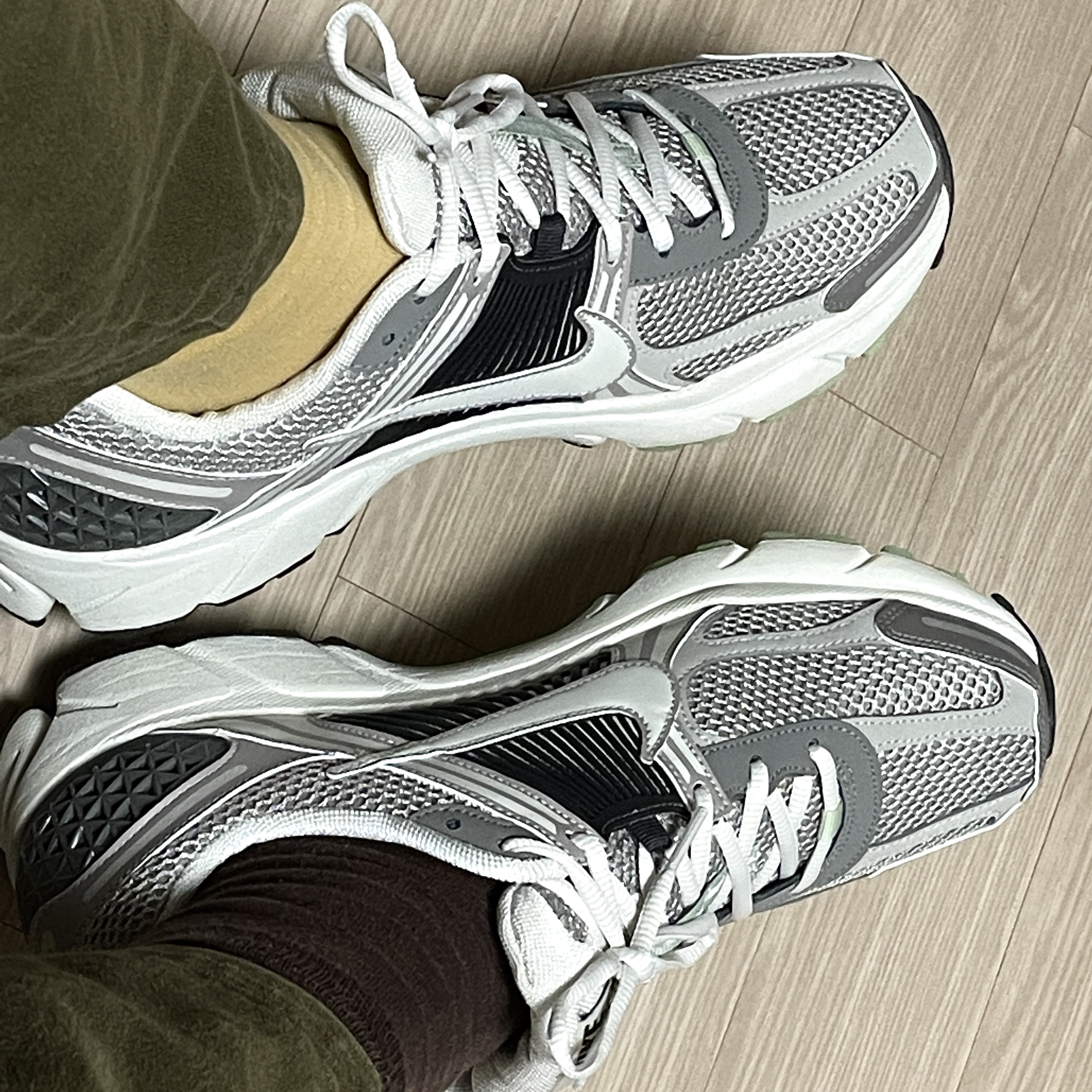 (W) Nike Zoom Vomero 5 Cobblestone and Flat Pewter 착용 스타일