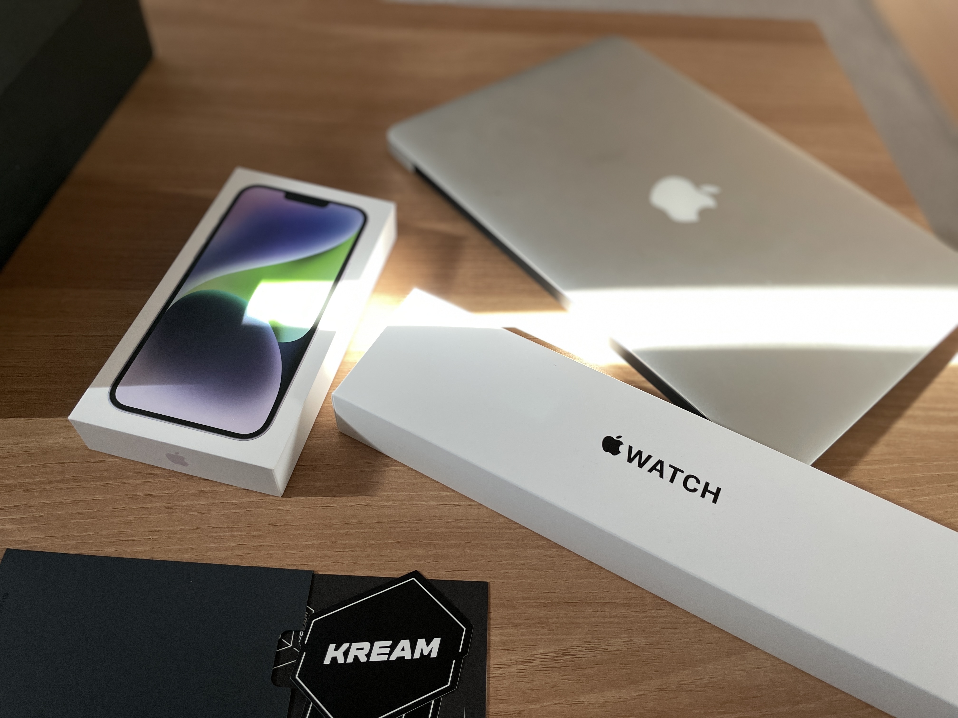 Apple iPhone 14 Plus 128GB Purple (Korean Ver.), Apple Watch SE 40mm GPS Starlight Aluminum Case with Sport Band Starlight (Korean Ver.) 착용 스타일