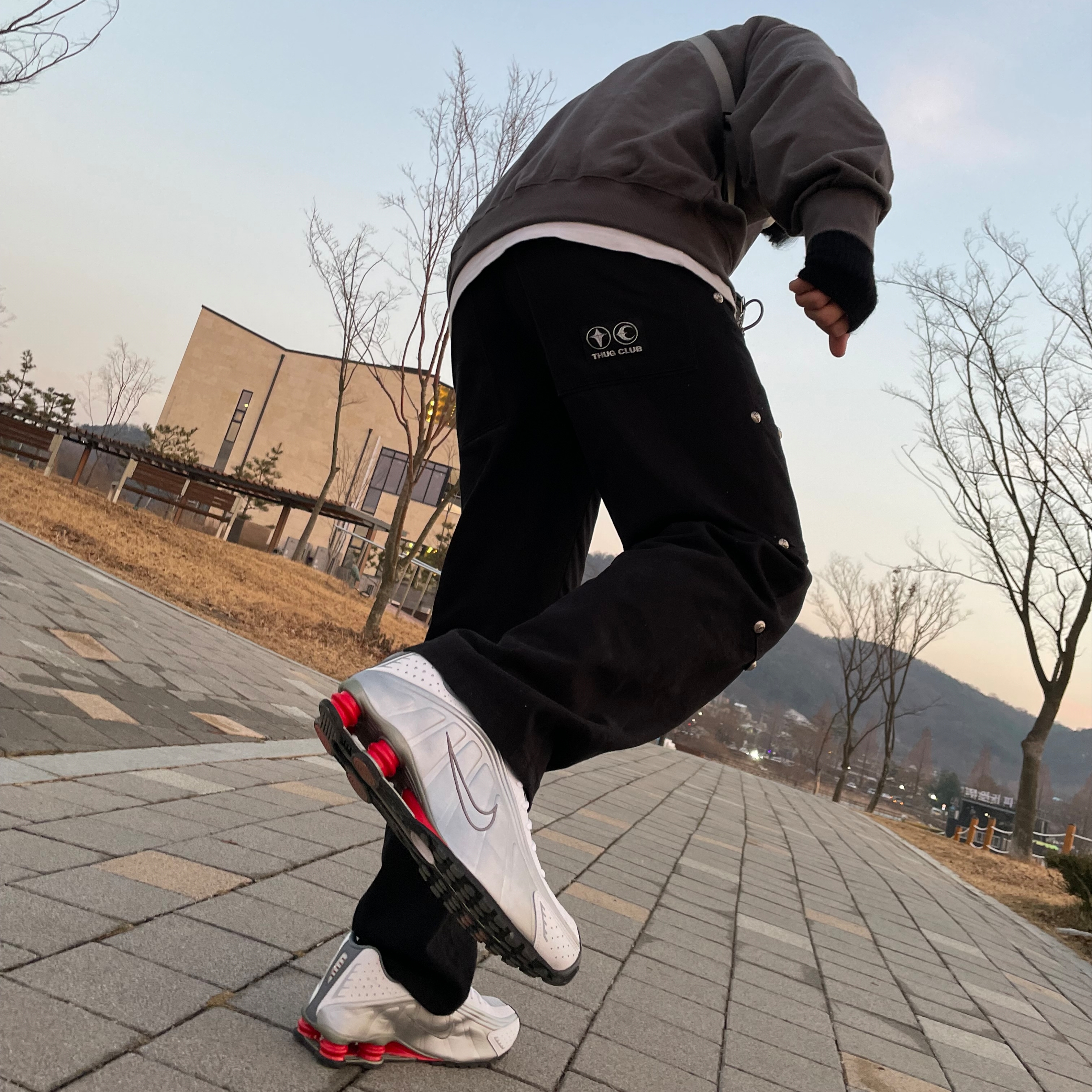 Nike Shox R4 Metallic Silver Comet Red 착용 스타일