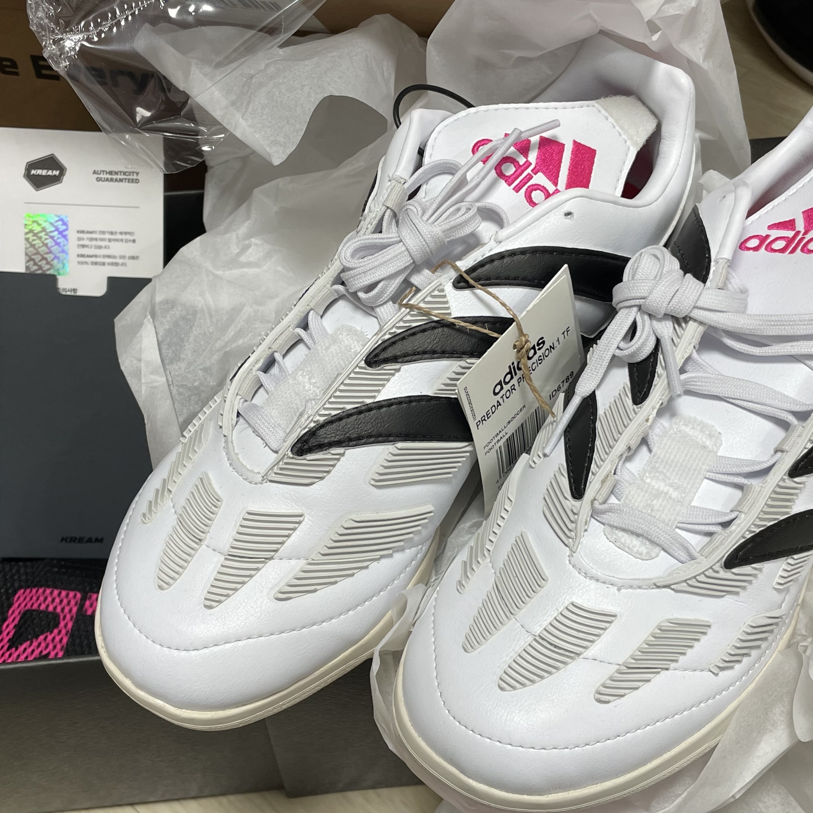 Adidas Predator Precision.1 TF Cloud White Team Shock Pink 착용 스타일