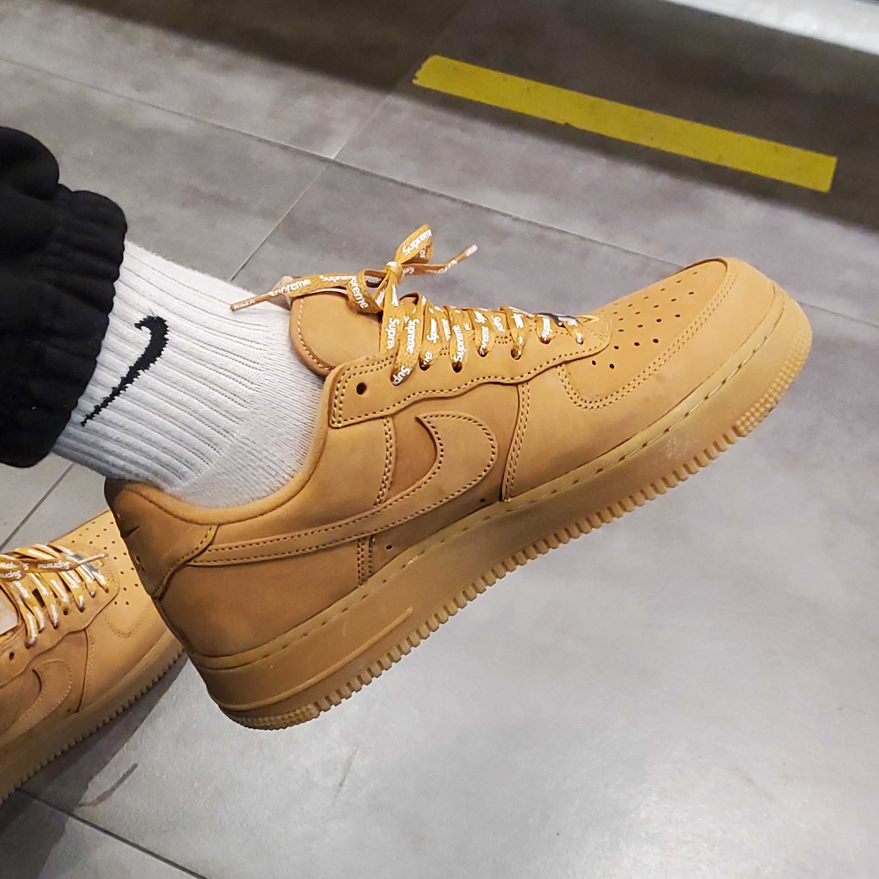 Nike x Supreme Air Force 1 Low Flax 착용 스타일