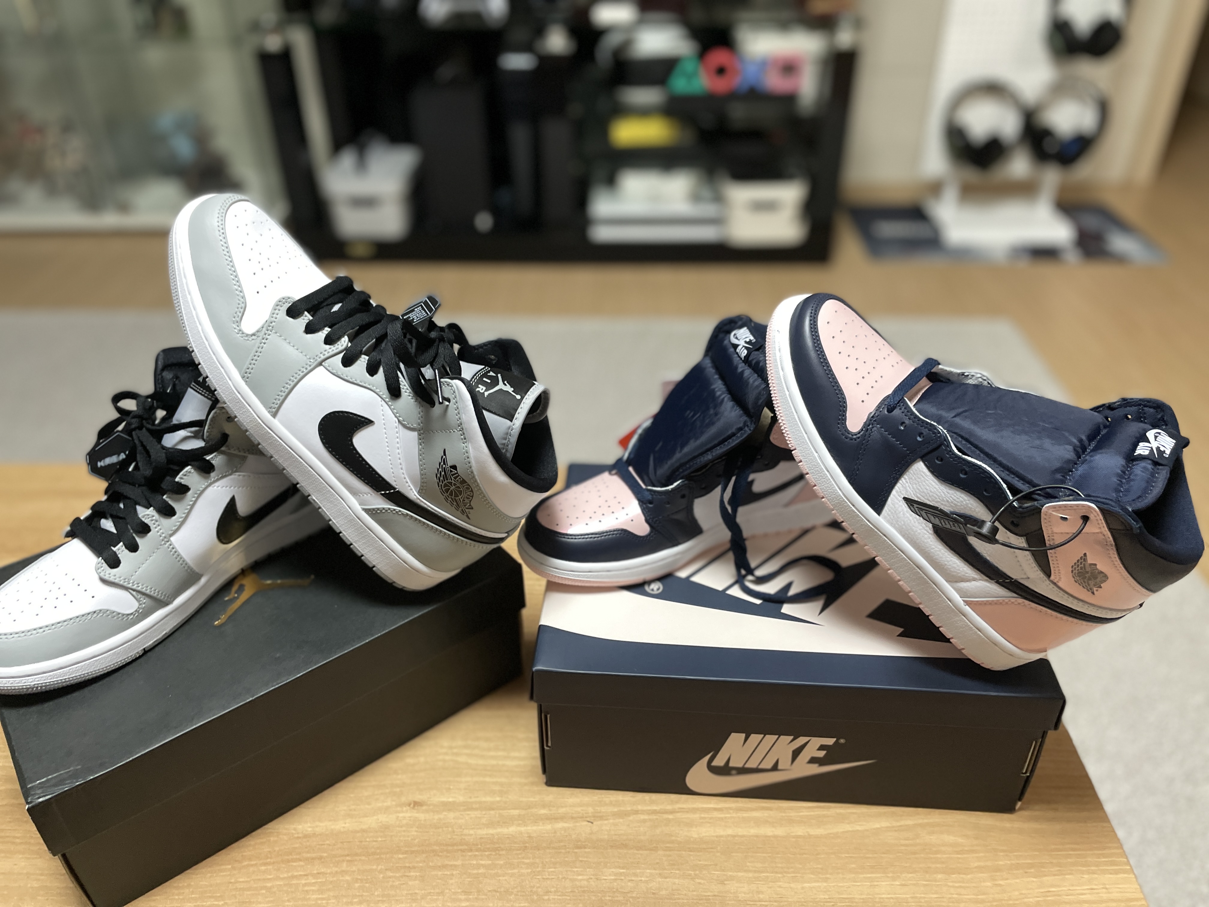 (W) Jordan 1 Retro High OG Atmosphere, Jordan 1 Mid Light Smoke Grey 착용 스타일 - 3