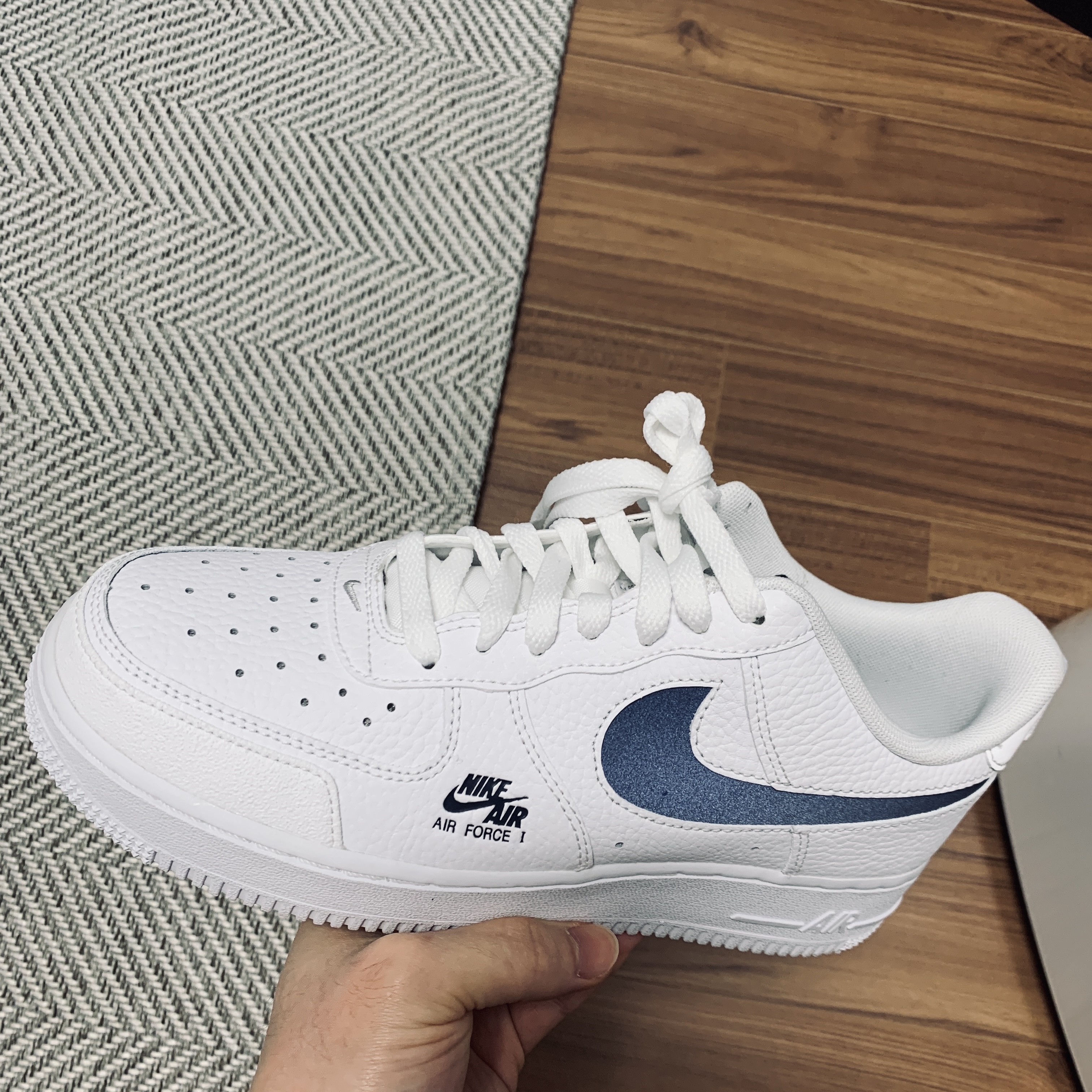 Nike Air Force 1 LV8 Utility Reflective White Navy 착용 스타일 - 2