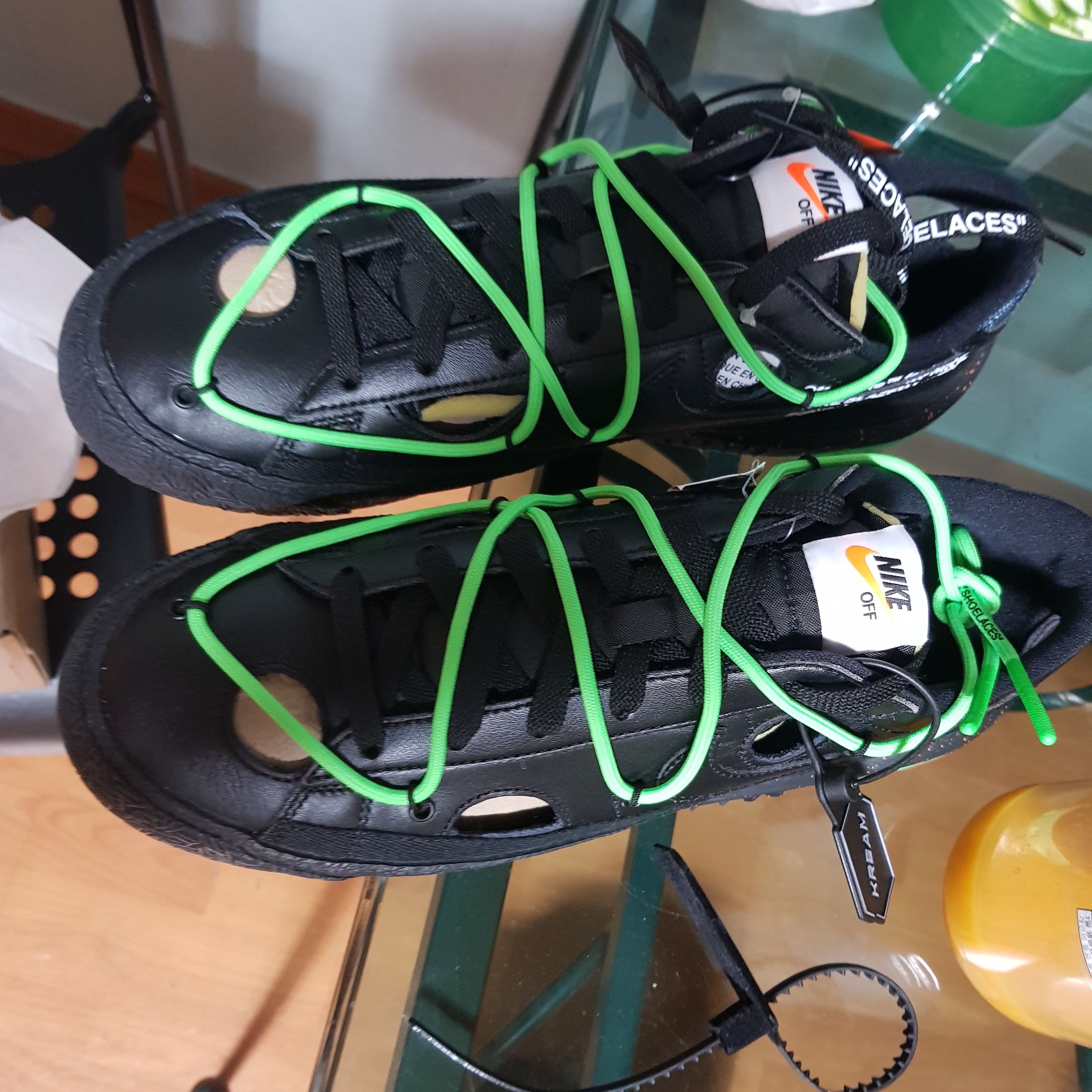 Nike x Off-White Blazer Low '77 Black and Electro Green 착용 스타일
