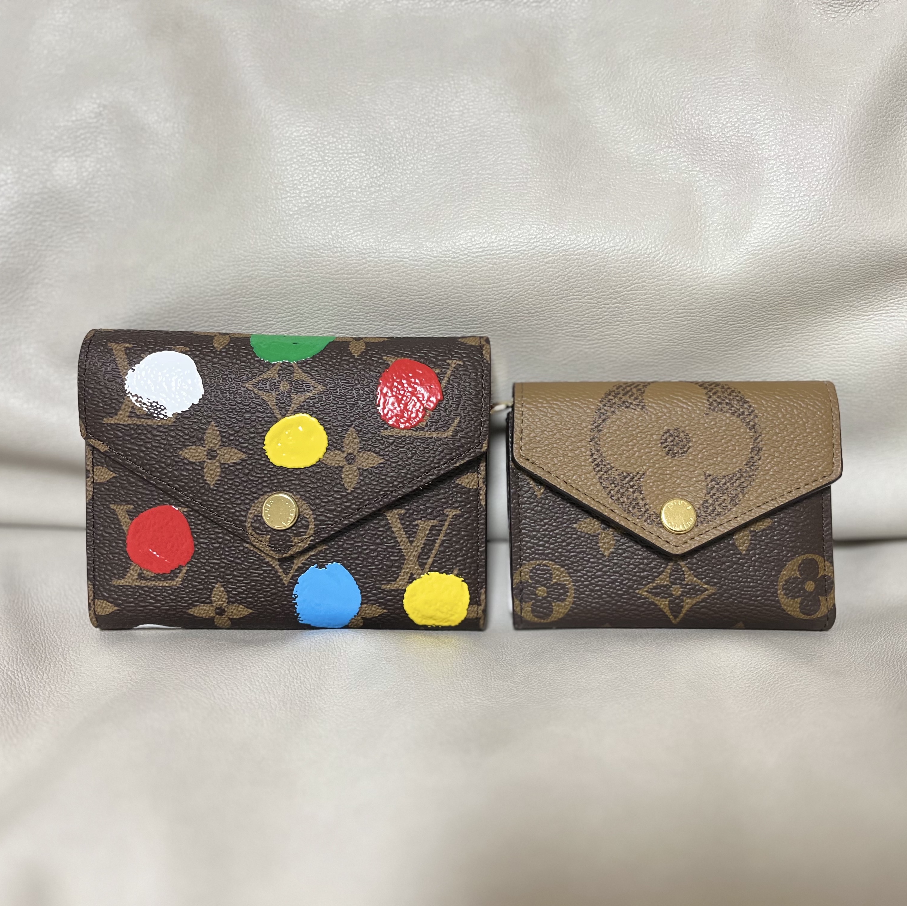 Louis Vuitton x YK Victorine Wallet Dots Print Monogram, Louis Vuitton Zoe Wallet Monogram and Monogram Reversed 착용 스타일 - 3