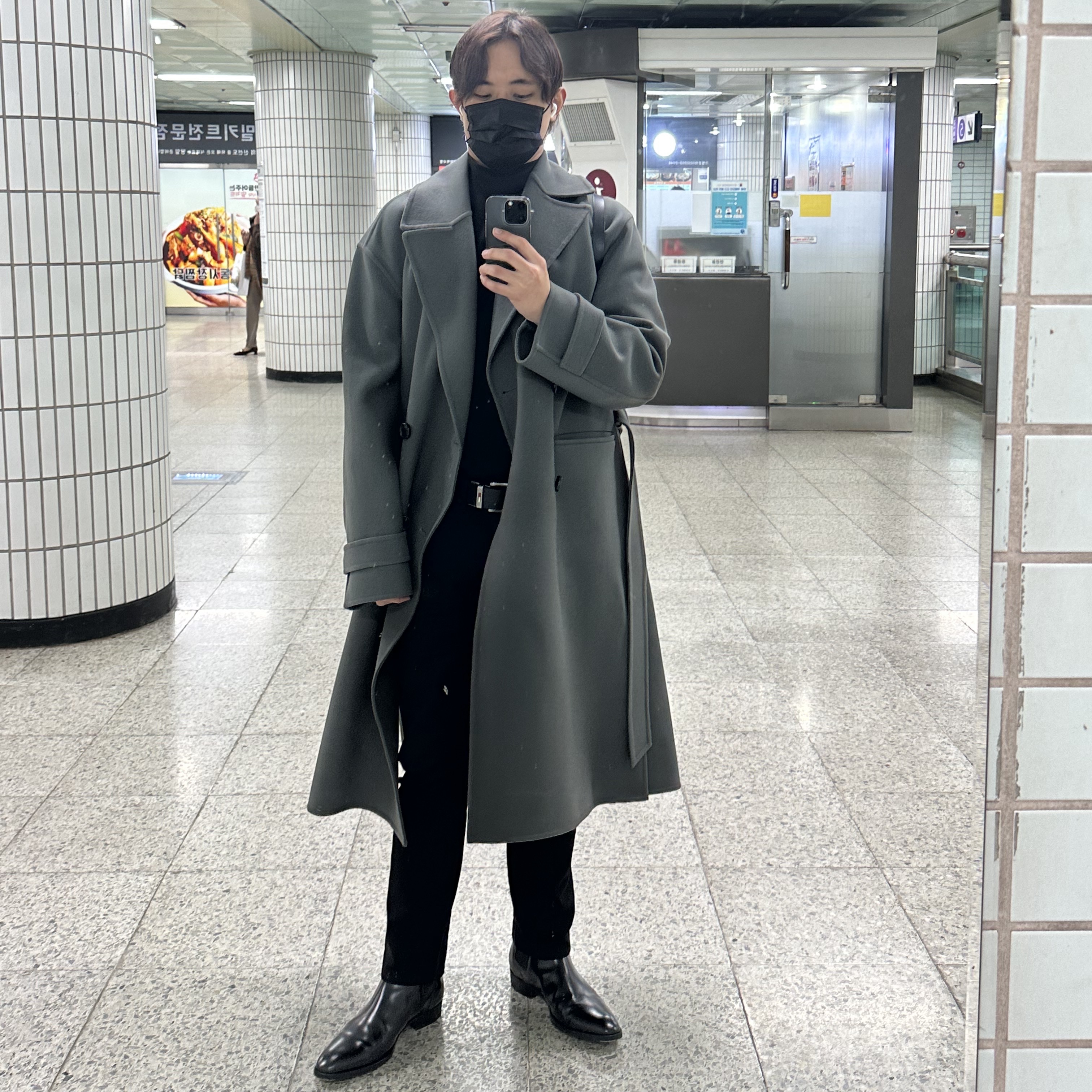 Saint Laurent Wyatt Chelsea Boots in Smooth Leather Black 착용 스타일 - 3