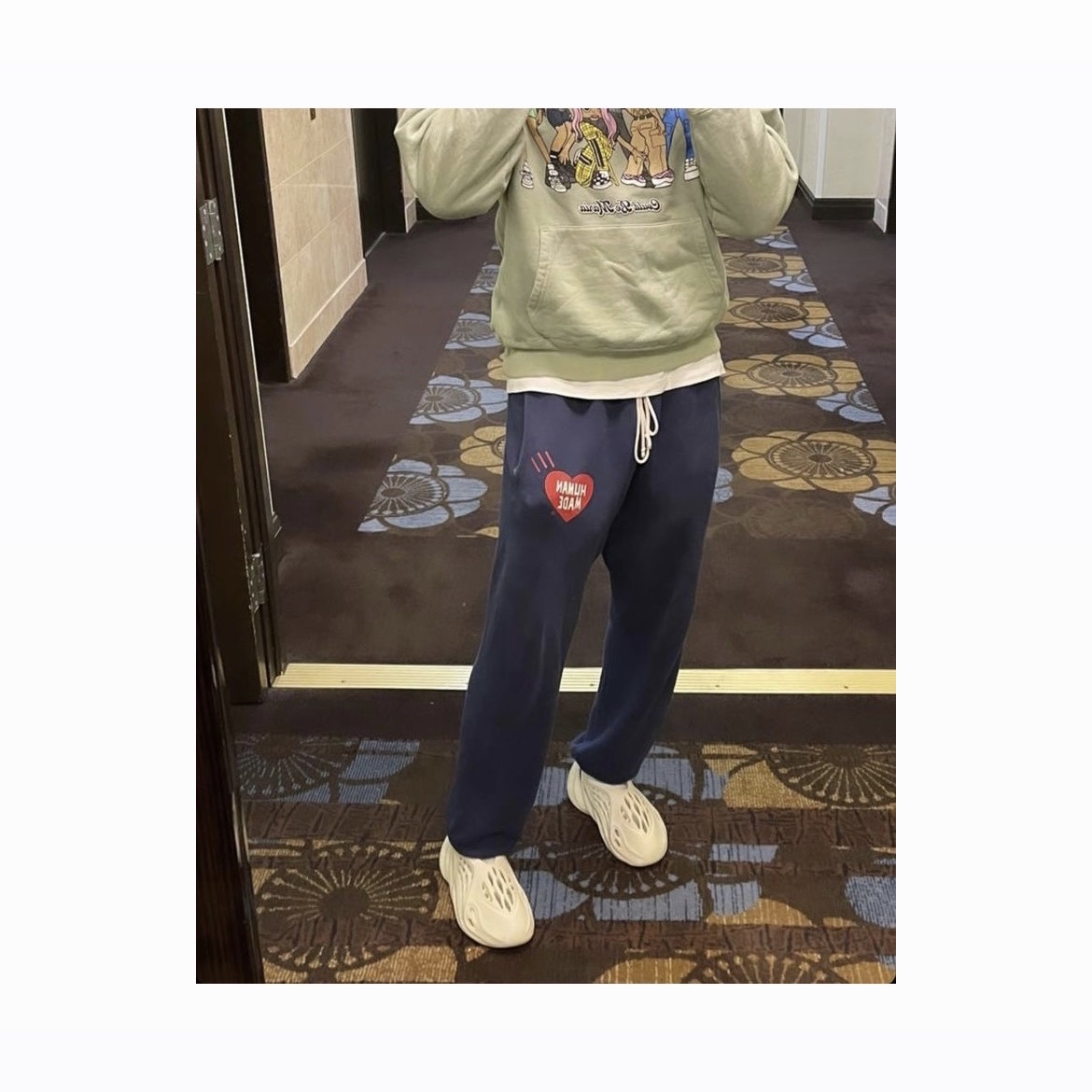 Adidas Yeezy Foam RNNR Ararat, Adidas Yeezy Foam RNNR Sand 착용 스타일 - 2