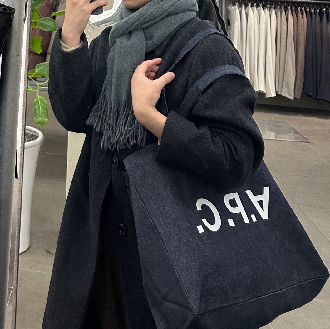 A.P.C. Daniela Shopping Bag Indigo 착용 스타일