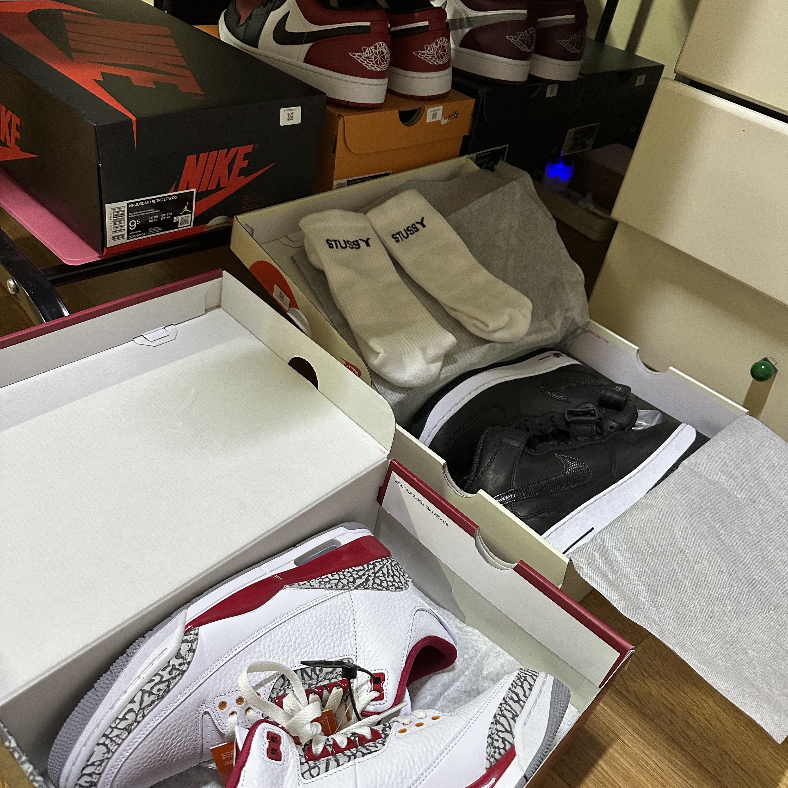 Jordan 3 Retro Cardinal Red, Nike x Stussy NRG Crew Socks White Black 착용 스타일 - 1