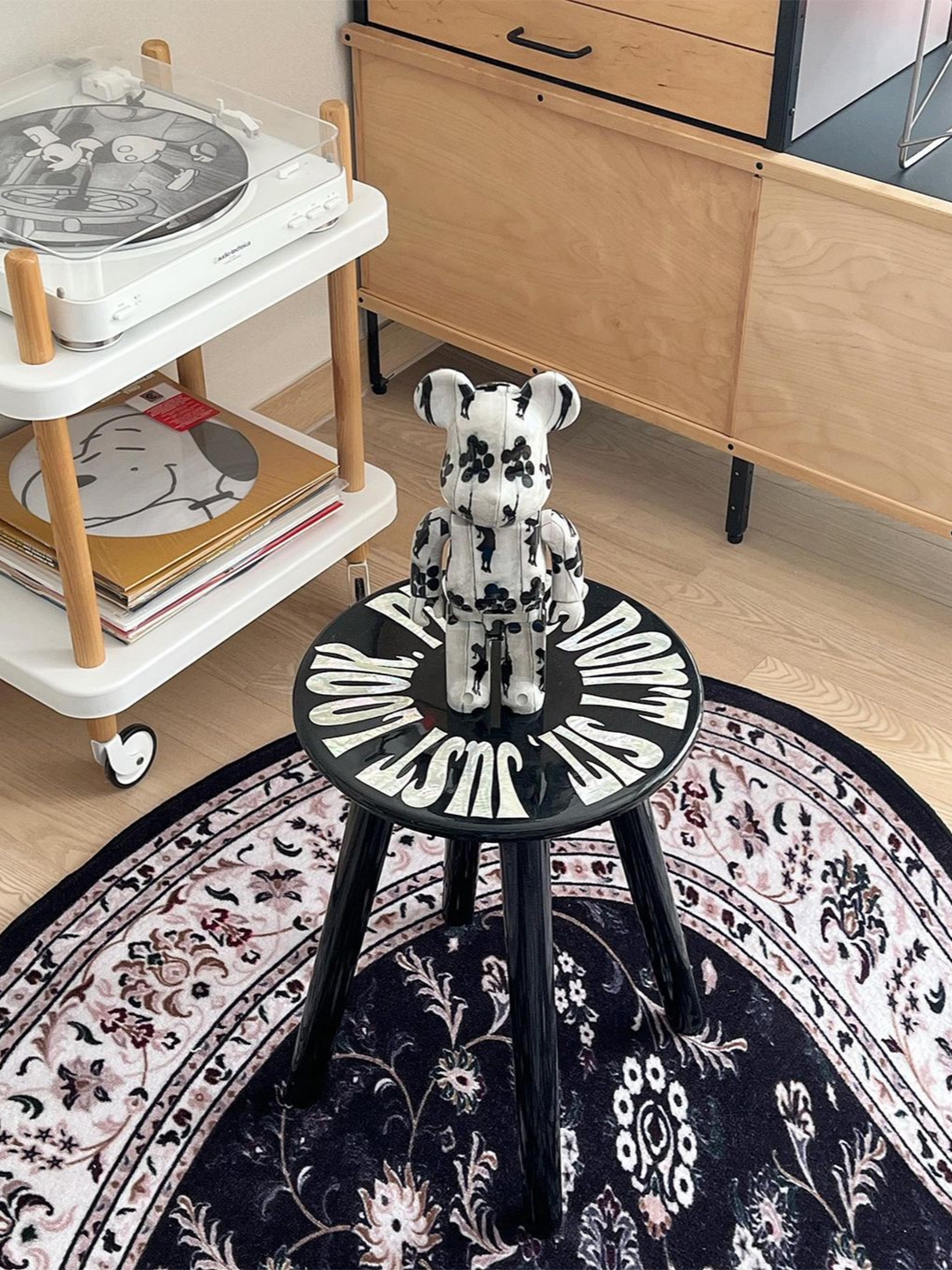 Say Touche Jagae Stool Black, Say Touche Liquified Persian Rug Black (L) 착용 스타일 - 1