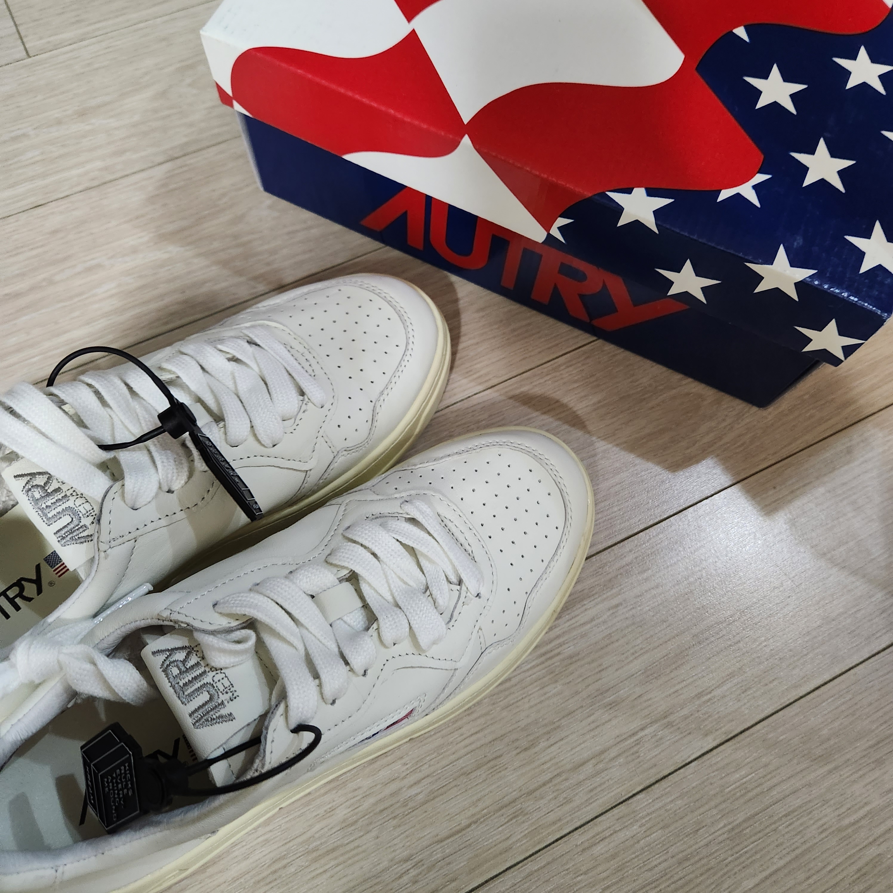 (W) Autry Medalist Low Goatskin Sneakers White 착용 스타일