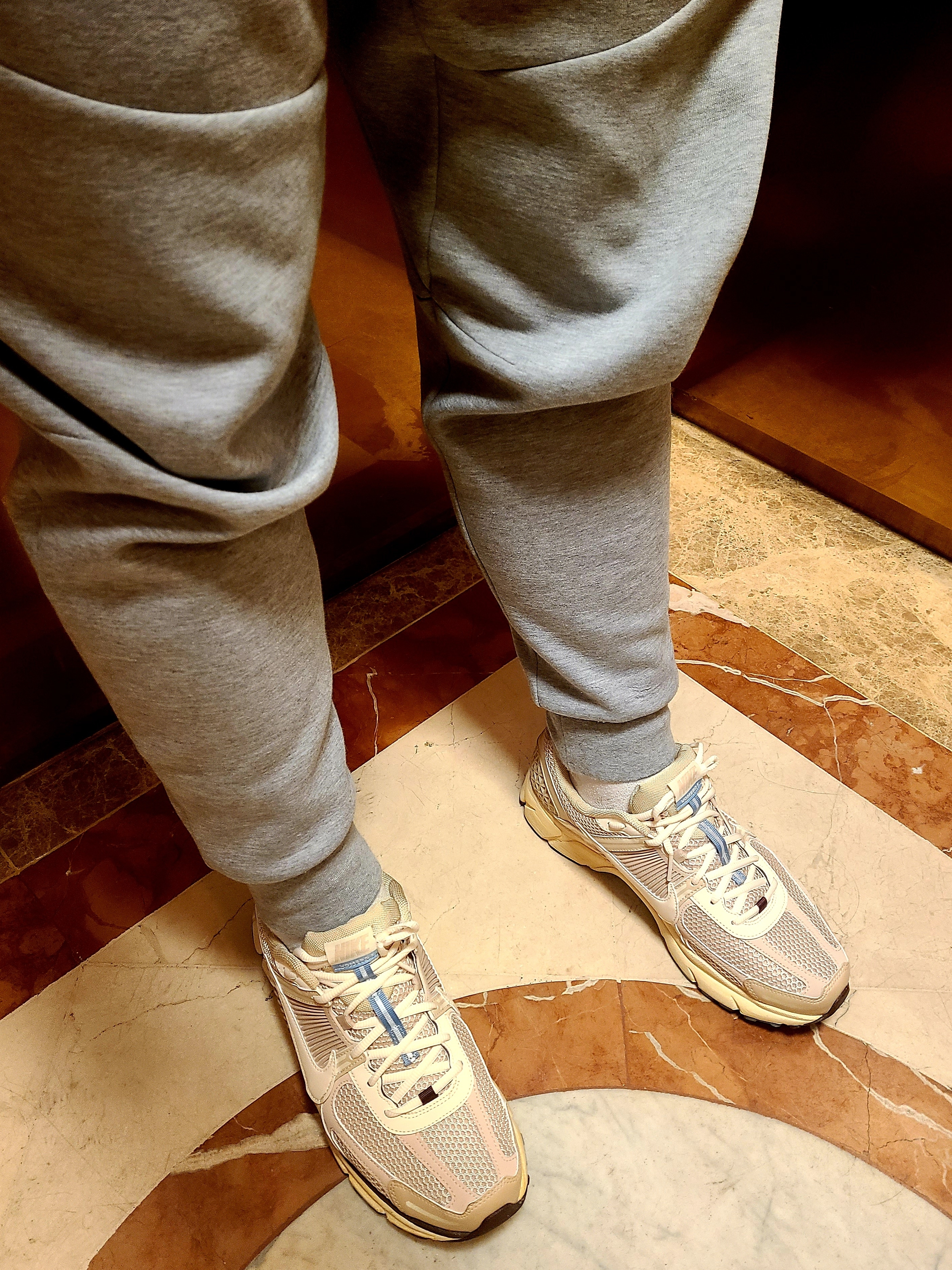 (W) Nike Zoom Vomero 5 Oatmeal 착용 스타일