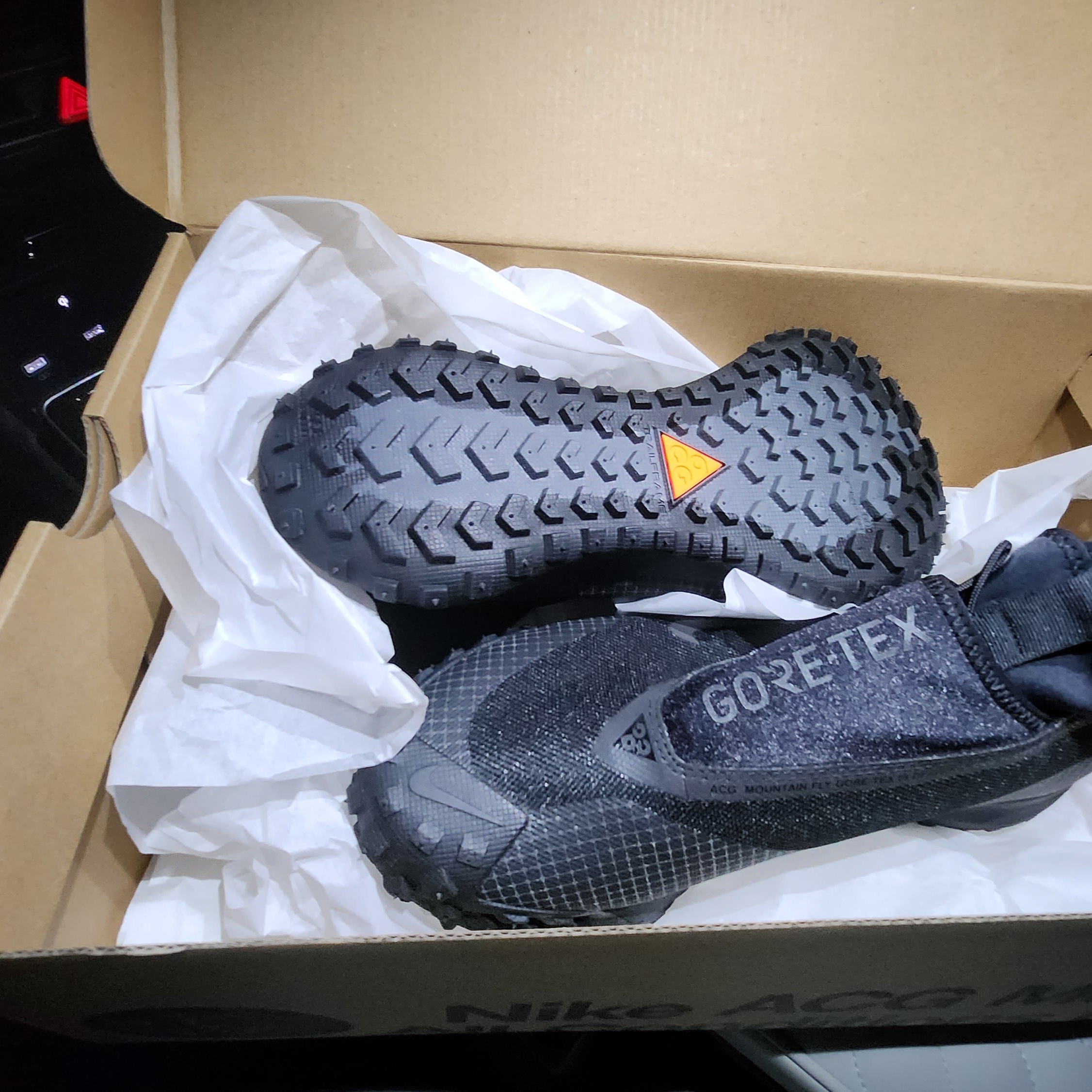Nike ACG Mountain Fly Gore-Tex Black and Dark Grey 착용 스타일