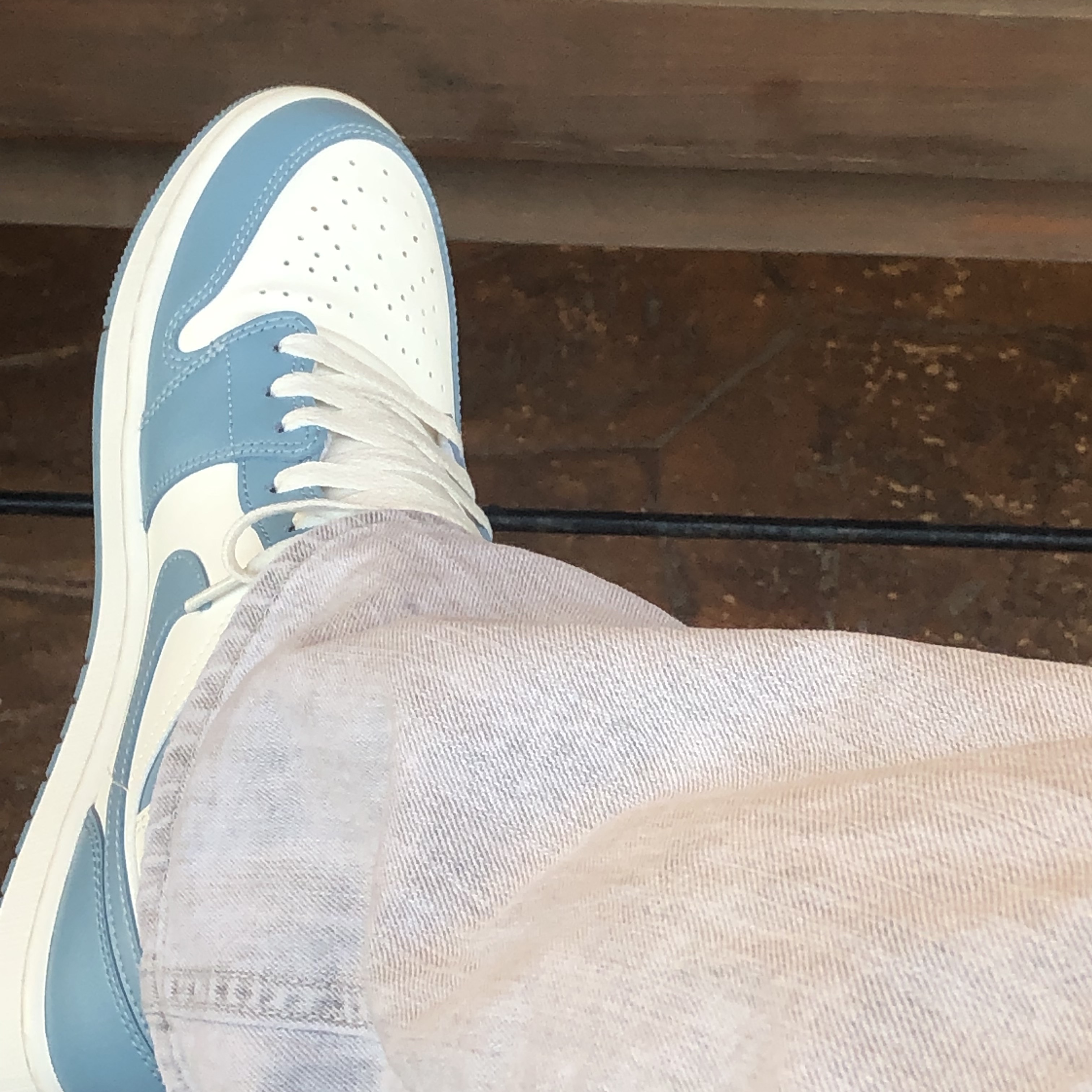 (W) Jordan 1 Mid Sail and Worn Blue 착용 스타일 - 1