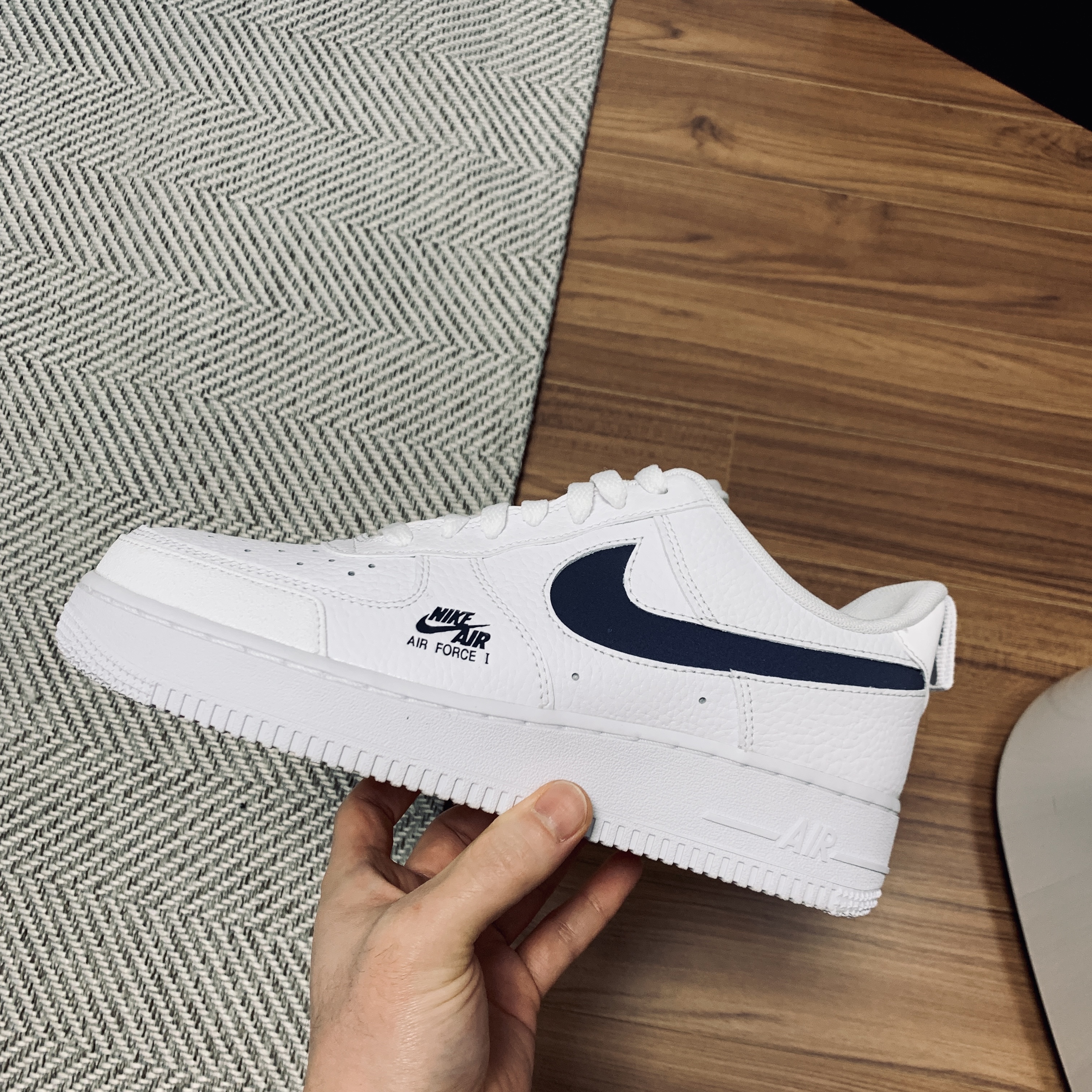 Nike Air Force 1 LV8 Utility Reflective White Navy 착용 스타일 - 1