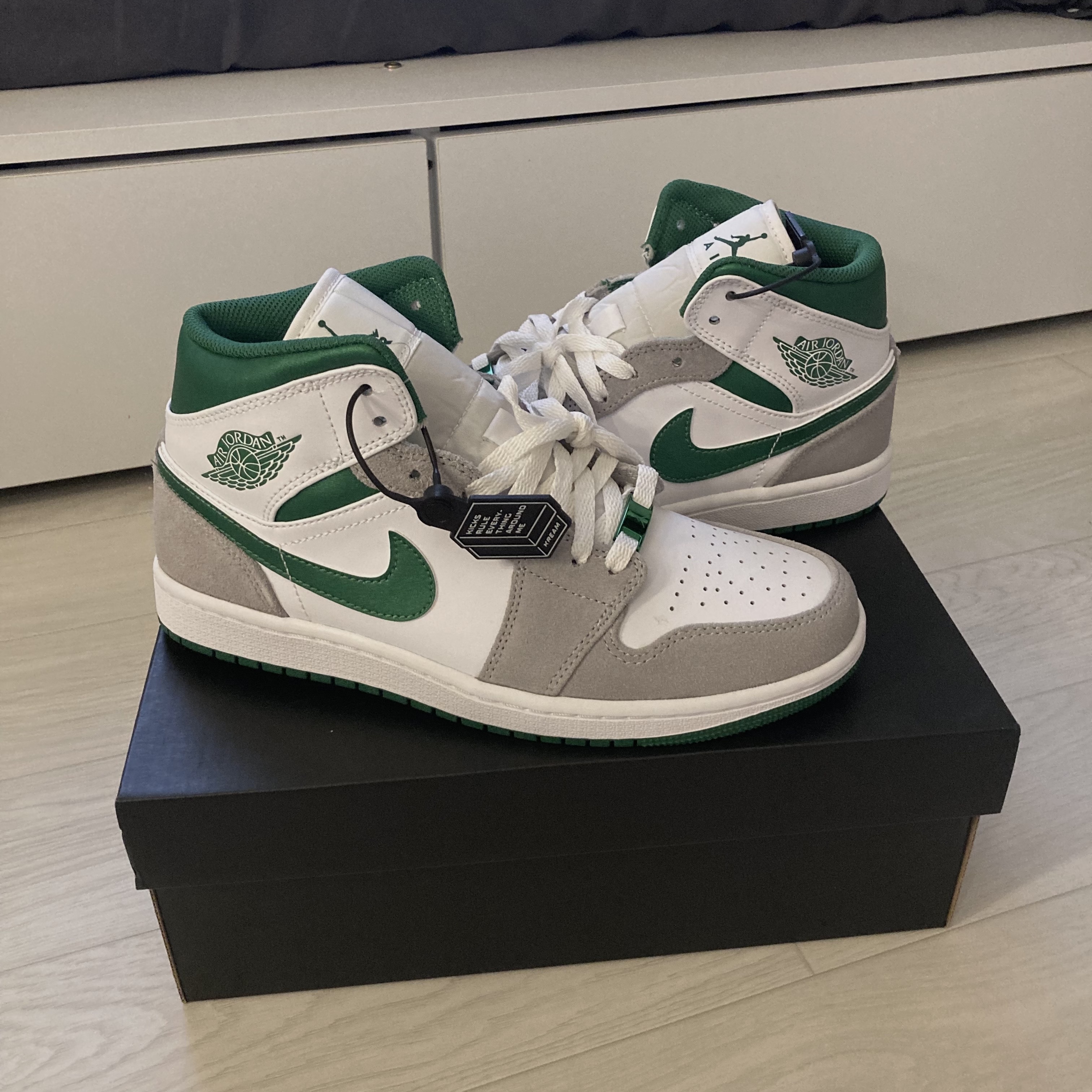 Jordan 1 Mid SE Pine Green Light Smoke Grey 착용 스타일 - 3