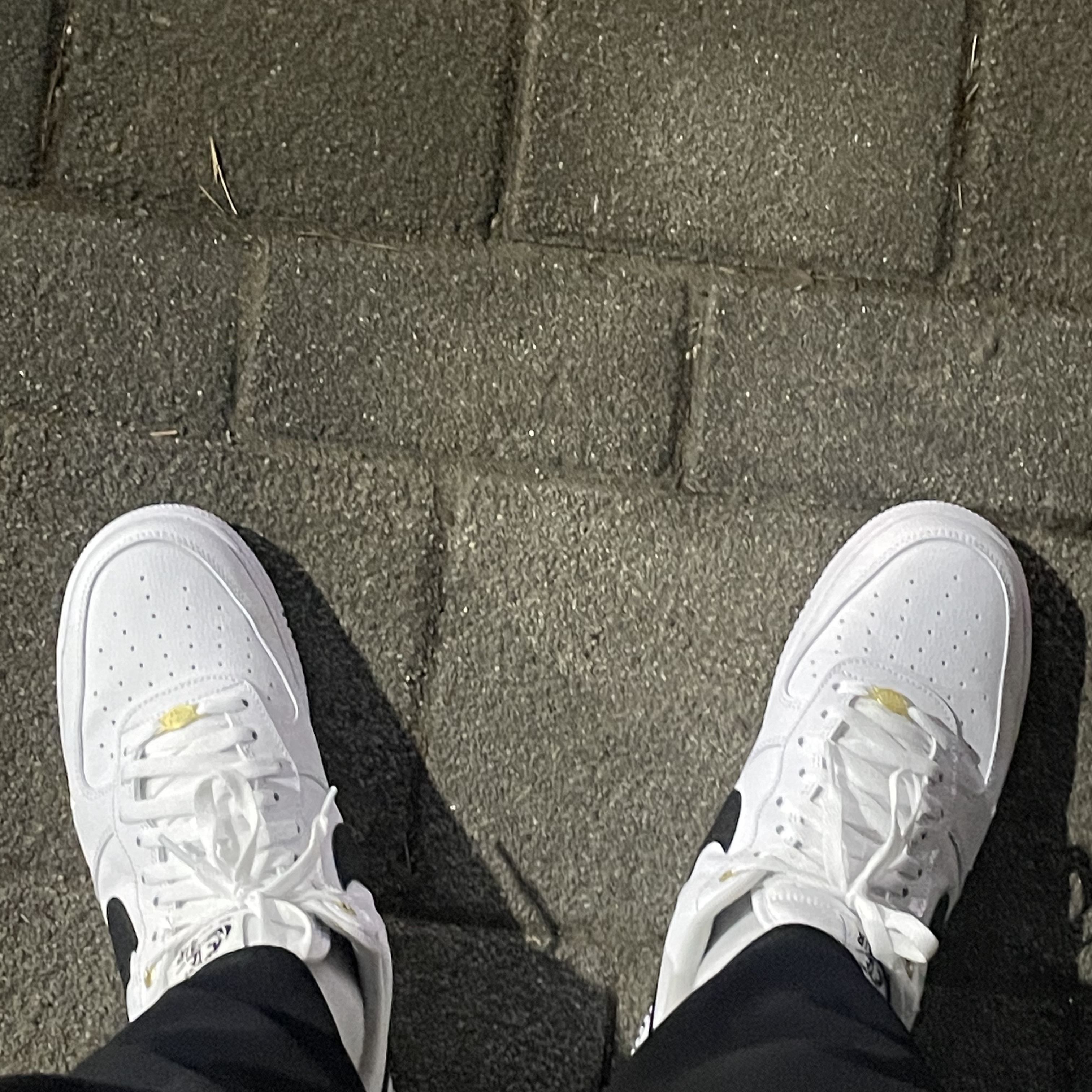 Nike Air Force 1 '07 LV8 40th Anniversary Join Forces White Black 착용 스타일 - 2