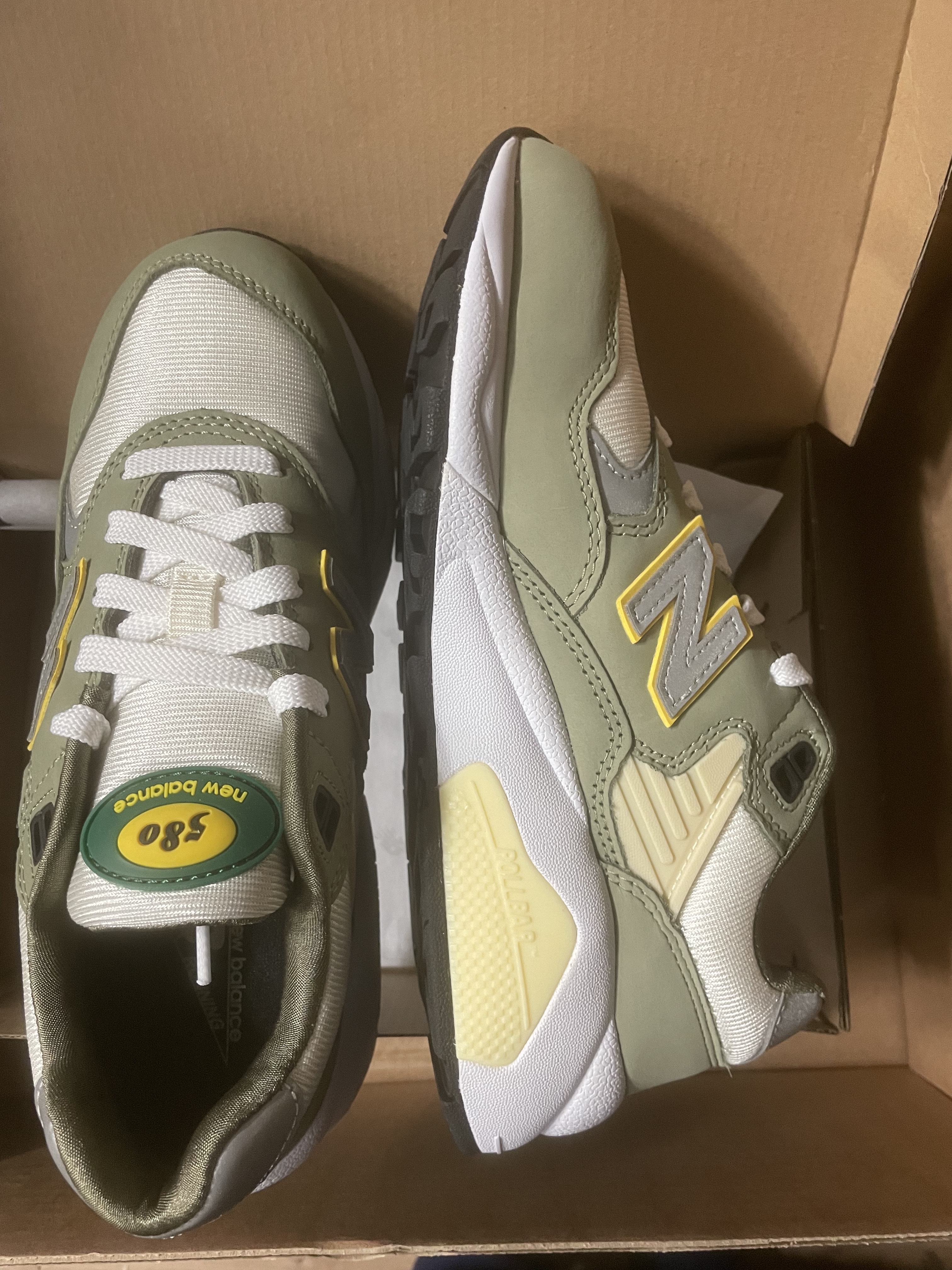 Bearbrick x END. Carrera 100% & 400% Set, New Balance 580 Olive Leaf 착용 스타일 - 5