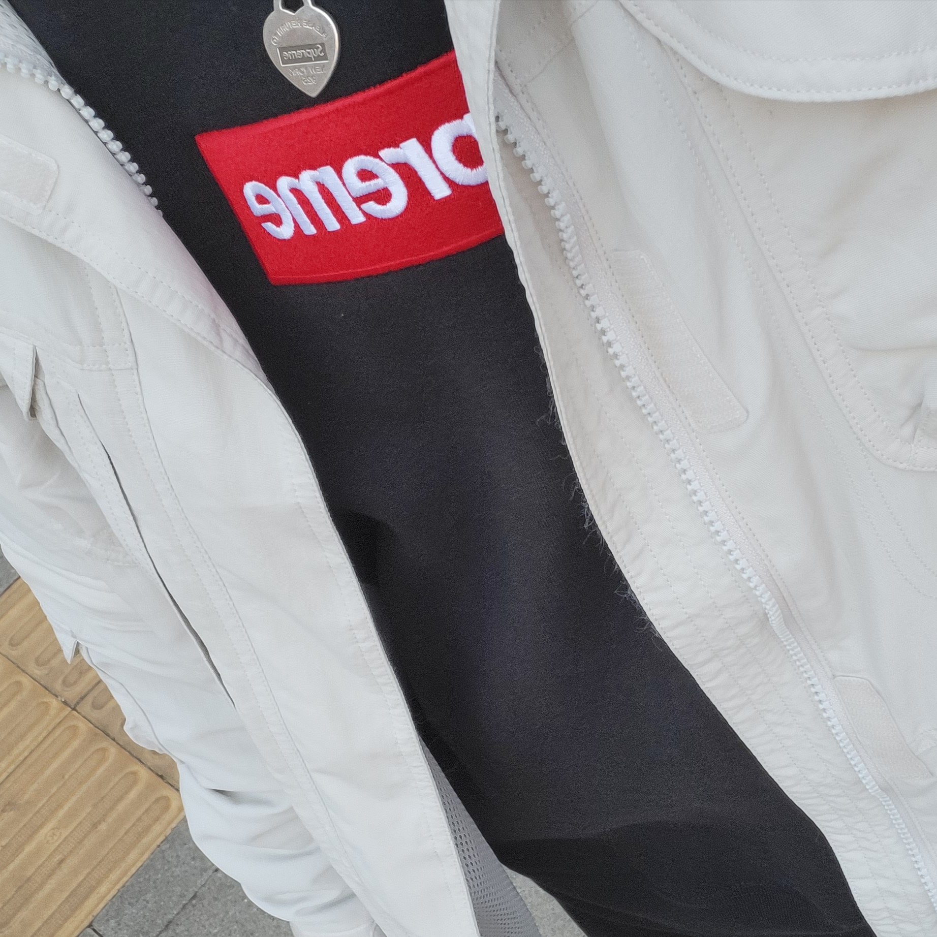Supreme Box Logo Crewneck Black - 22FW, Supreme x Tiffany & Co. Return to Tiffany Heart Tag Pendant - 21FW 착용 스타일