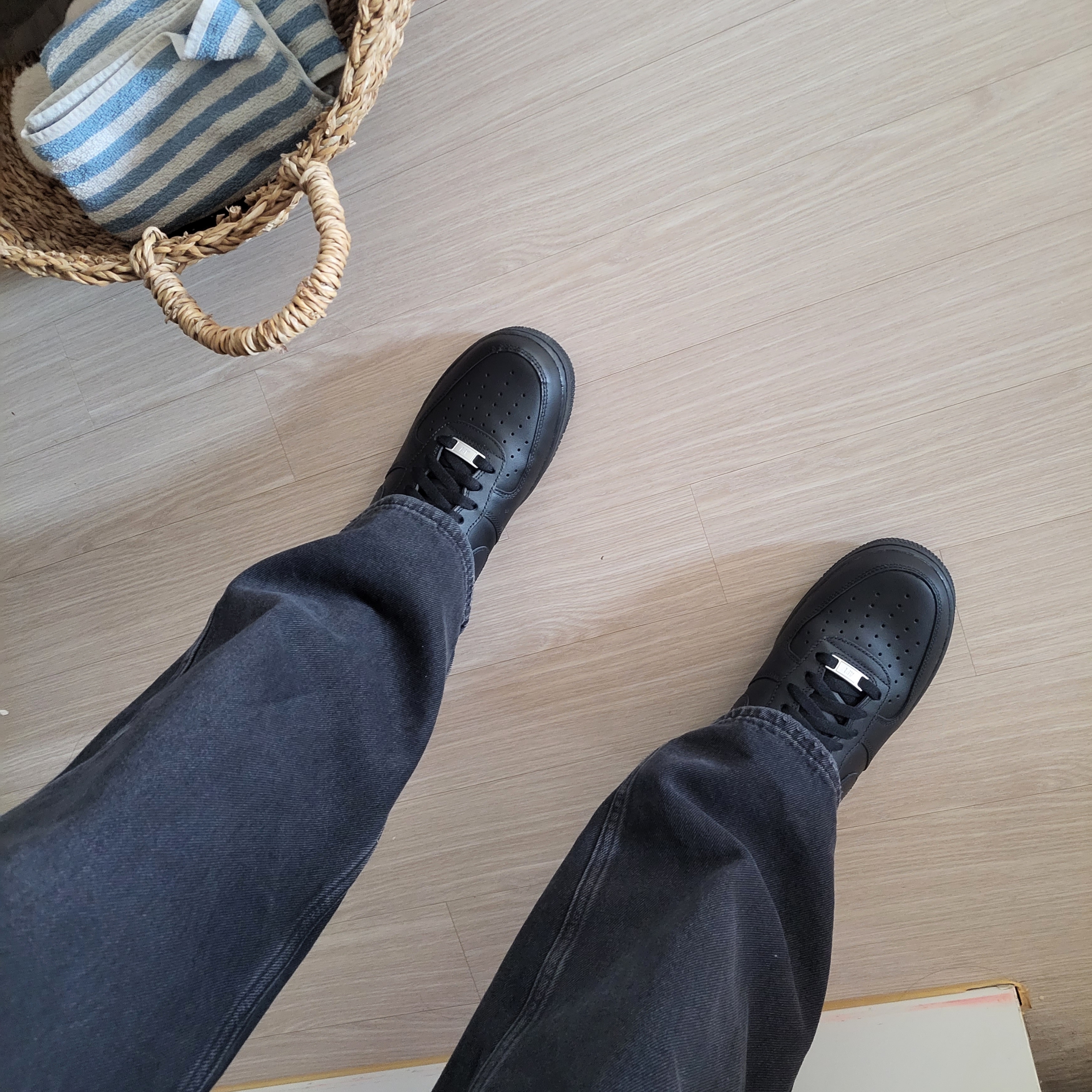 Nike Air Force 1 '07 Low Triple Black 착용 스타일 - 2